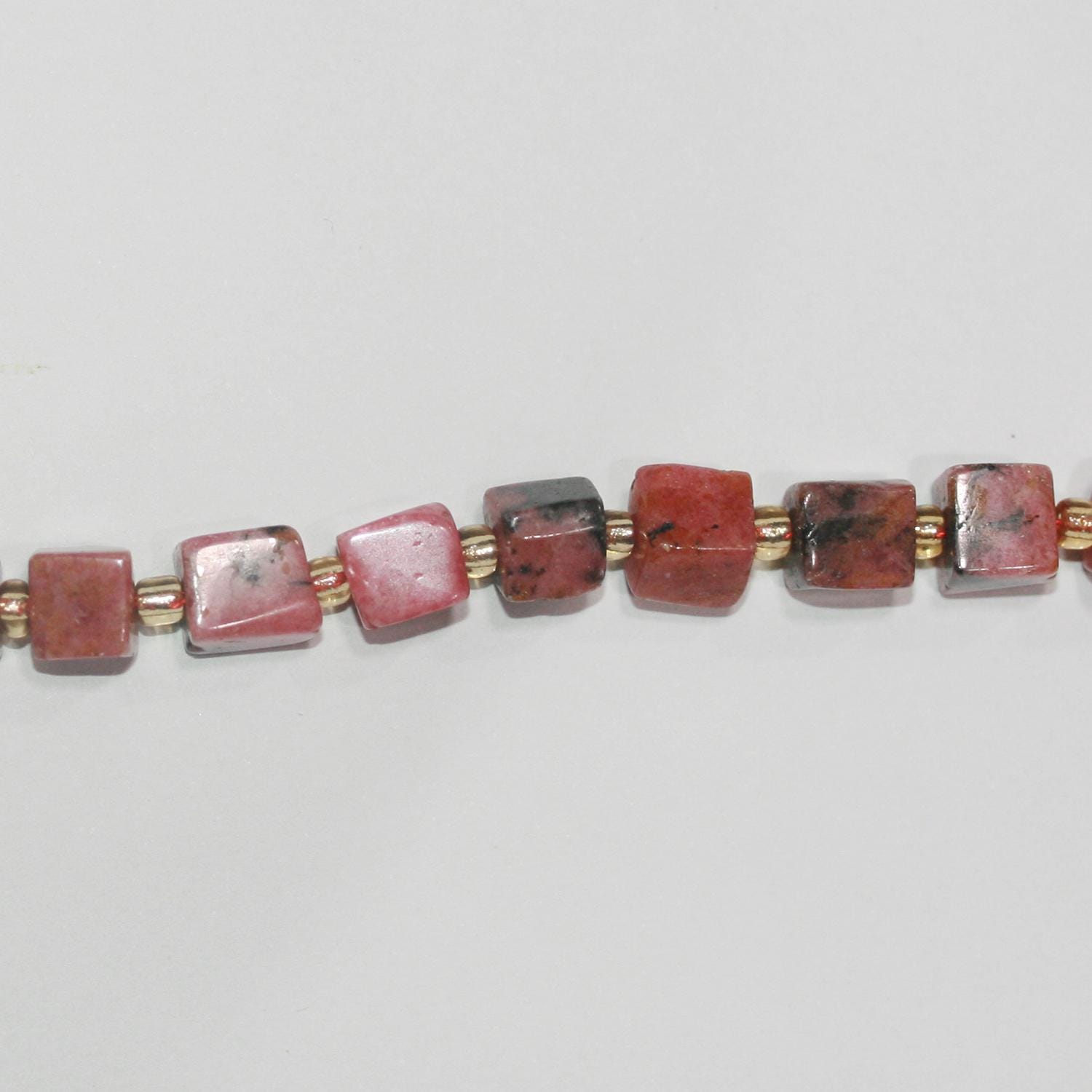 Perles cubiques irrégulières lisses en rhodonite St de 15 pouces, environ 6 mm - Fil de 39 cm.
