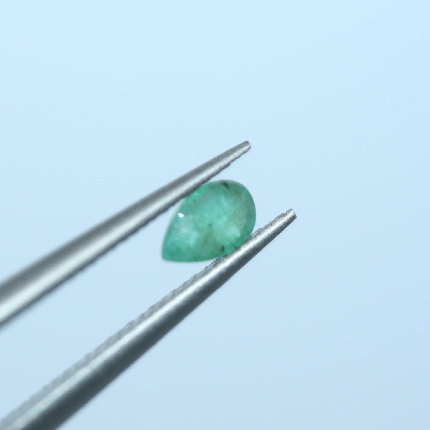 Lot de 20 gouttes émeraude à facettes de 4,5 x 3,5 mm.