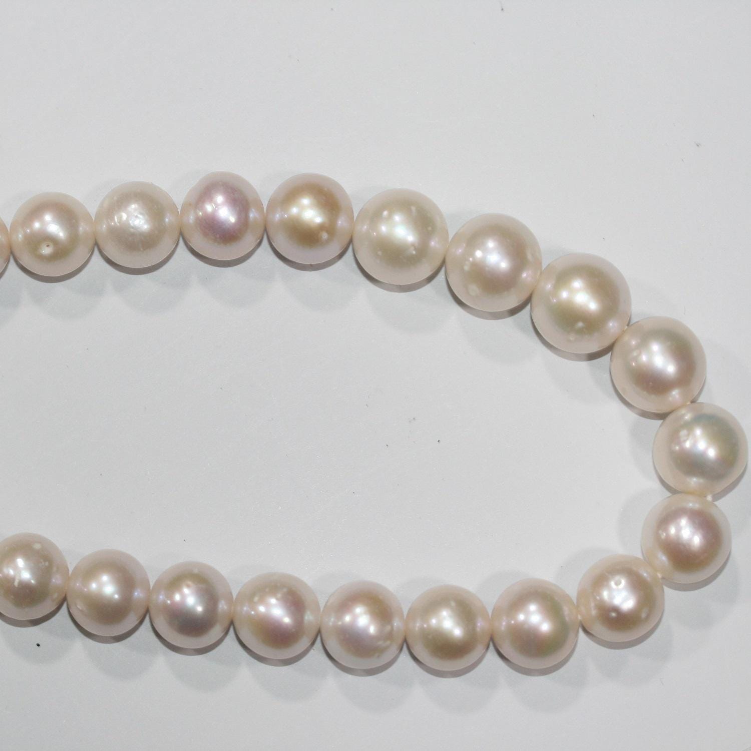 Perles rondes d'eau douce dégradées de 12 à 15 mm, 40 cm de long. Collier de 40 cm. Perles naturelles à prix de gros.