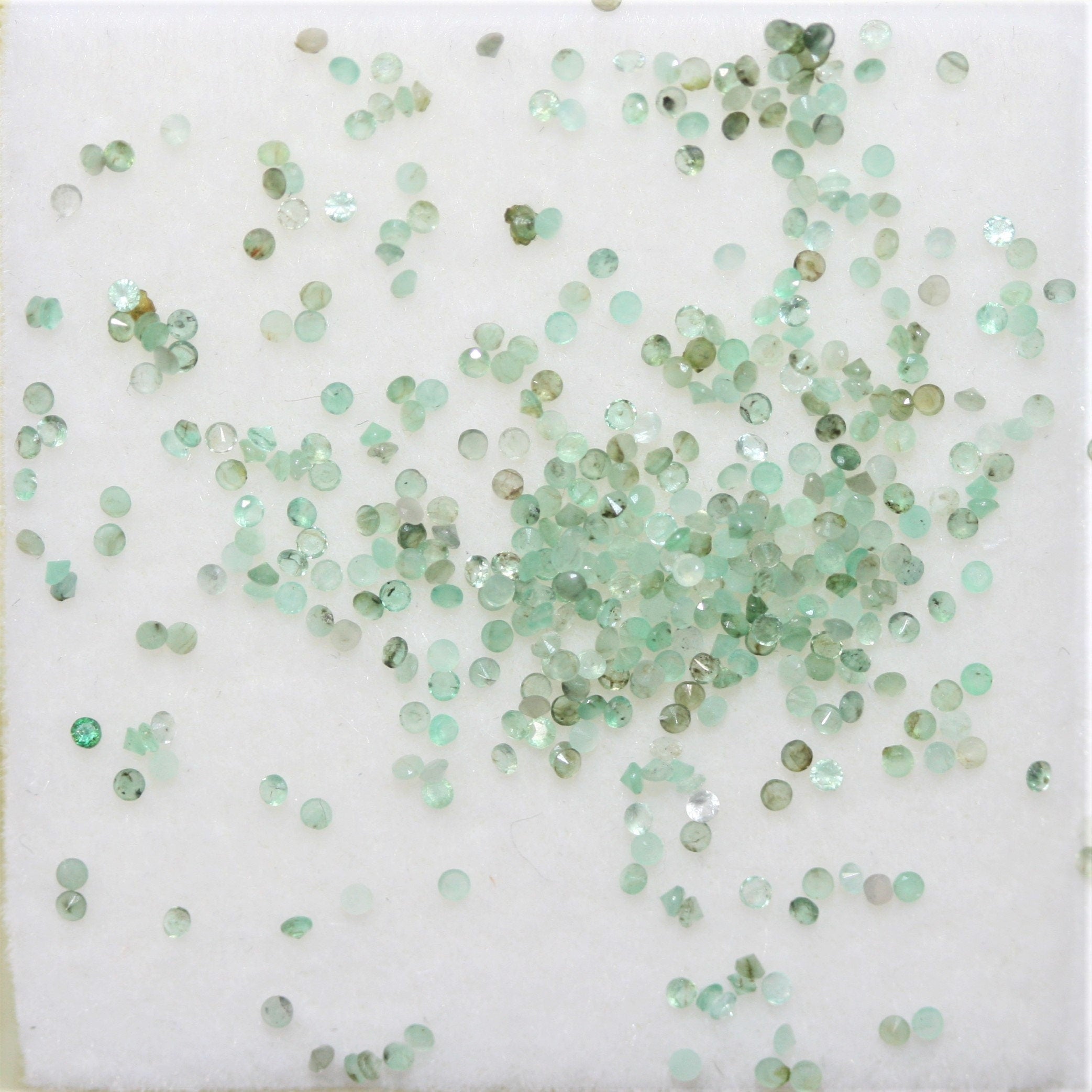 Lote de Esmeraldas Redondas Facetadas de 1 mm - Lote de 2 Quilates