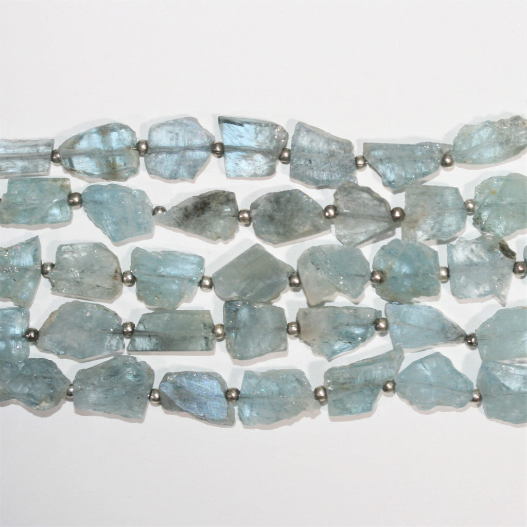 Perles plates irrégulières en aigue-marine de 8 pouces (12 x 8 mm). Longueur du fil : environ 21 cm.