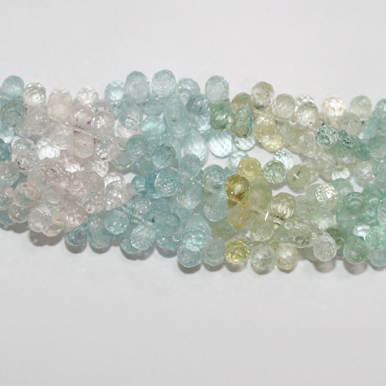 Perles en forme de goutte à facettes en multibéryl de 8 pouces, 7 x 5 mm - Fil de 20 cm.