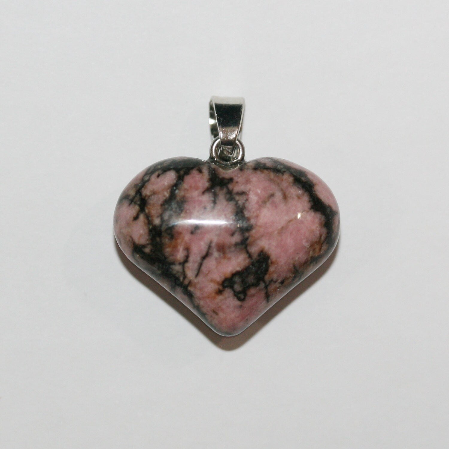 Pendentif cœur lisse en rhodonite 20x25mm.