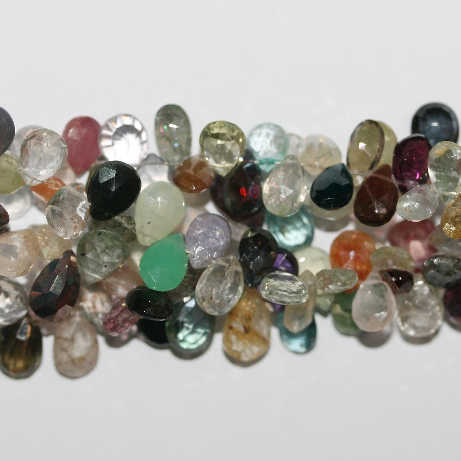 Cuentas multipiedra facetadas de 18 cm (8 x 6 mm). Hilo de 20 cm aprox.