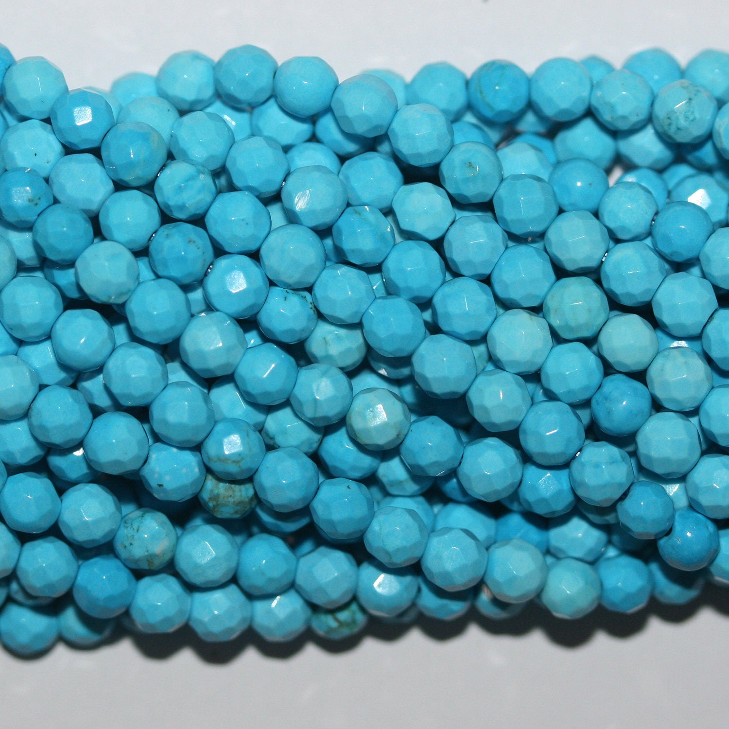 Perles rondes à facettes en turquoise St. de 15 pouces, 4-4,5 mm. - Fil de 39 cm.