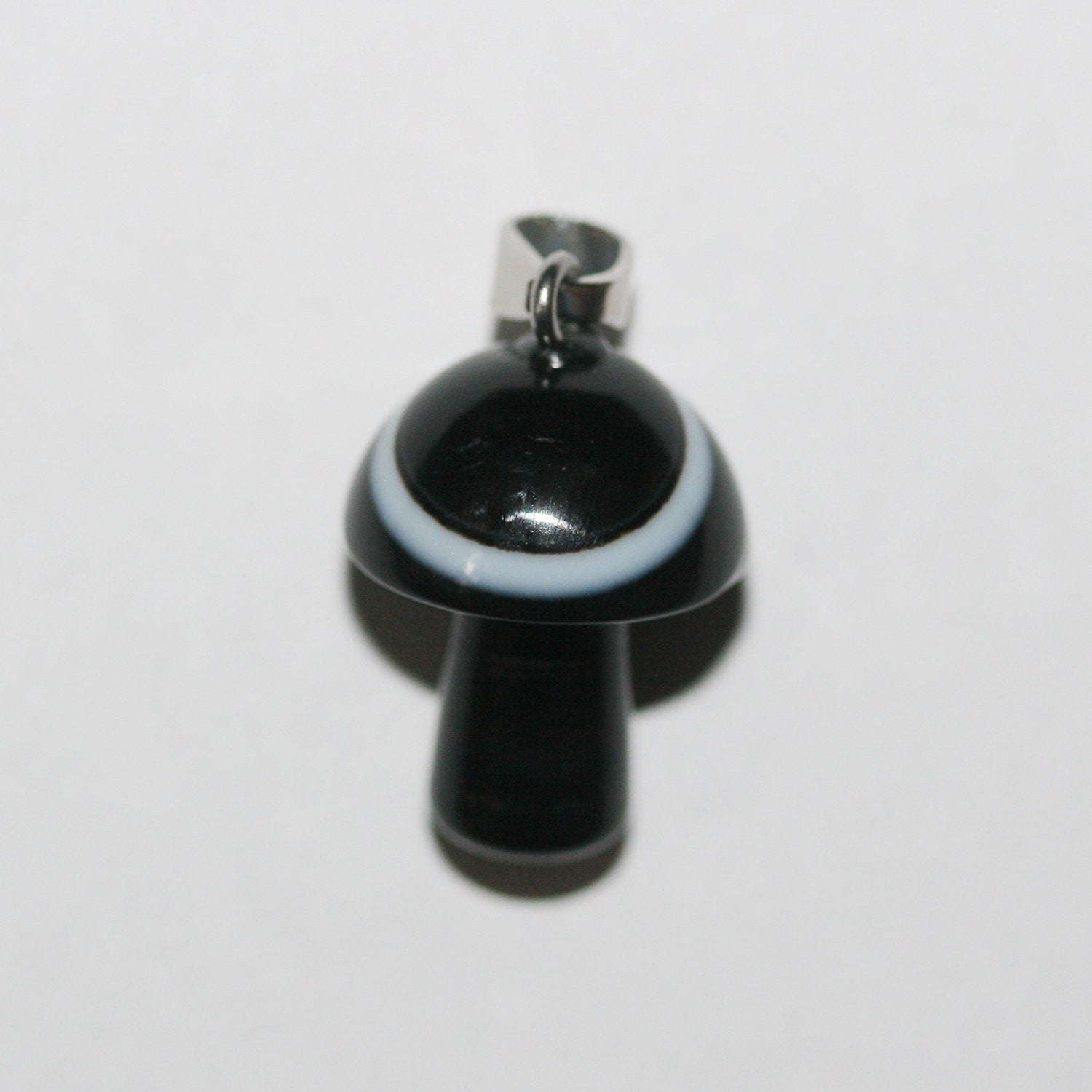 Pendentif champignon lisse en onyx rayé 20x16mm.