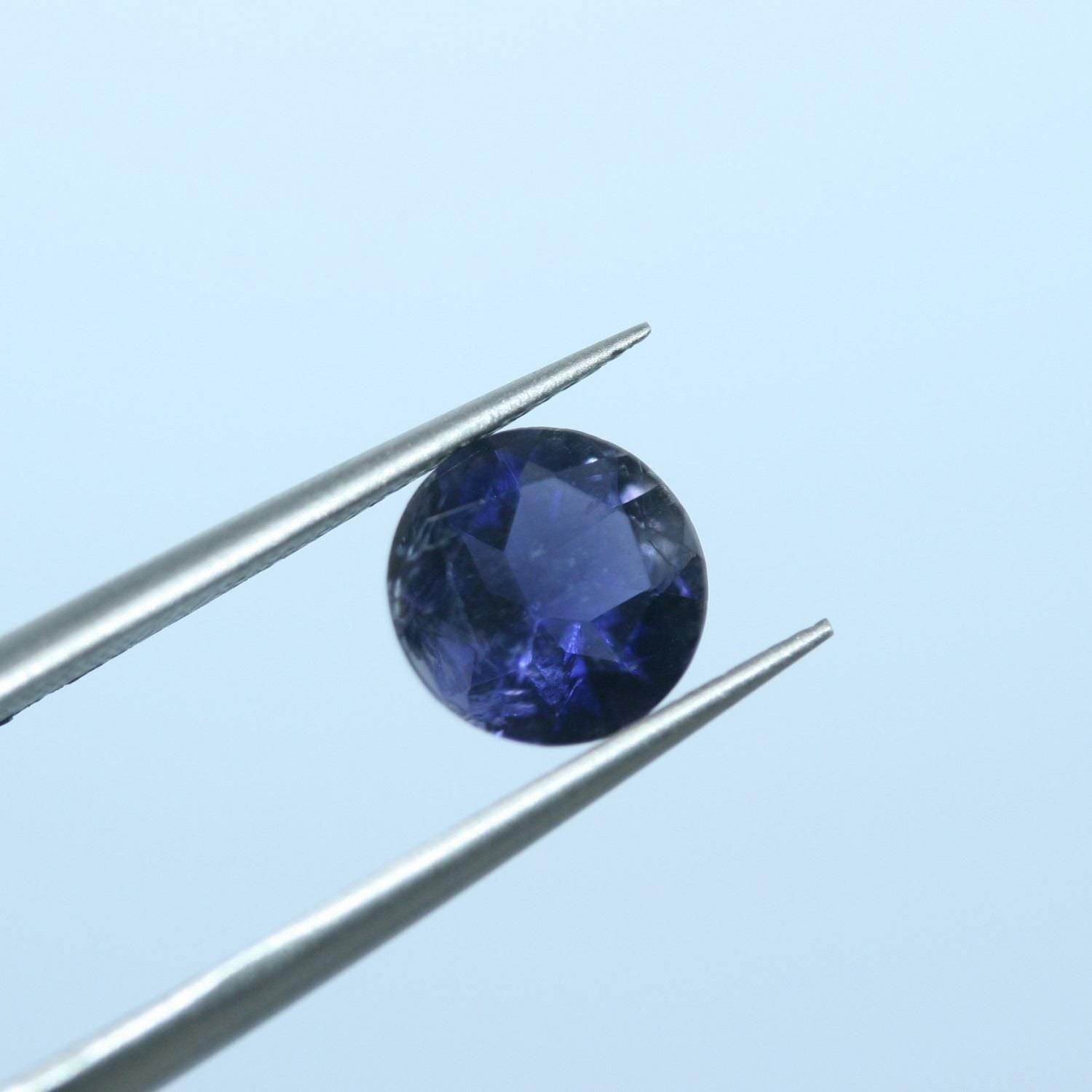 Lot de 2 iolites rondes à facettes de 8 mm.