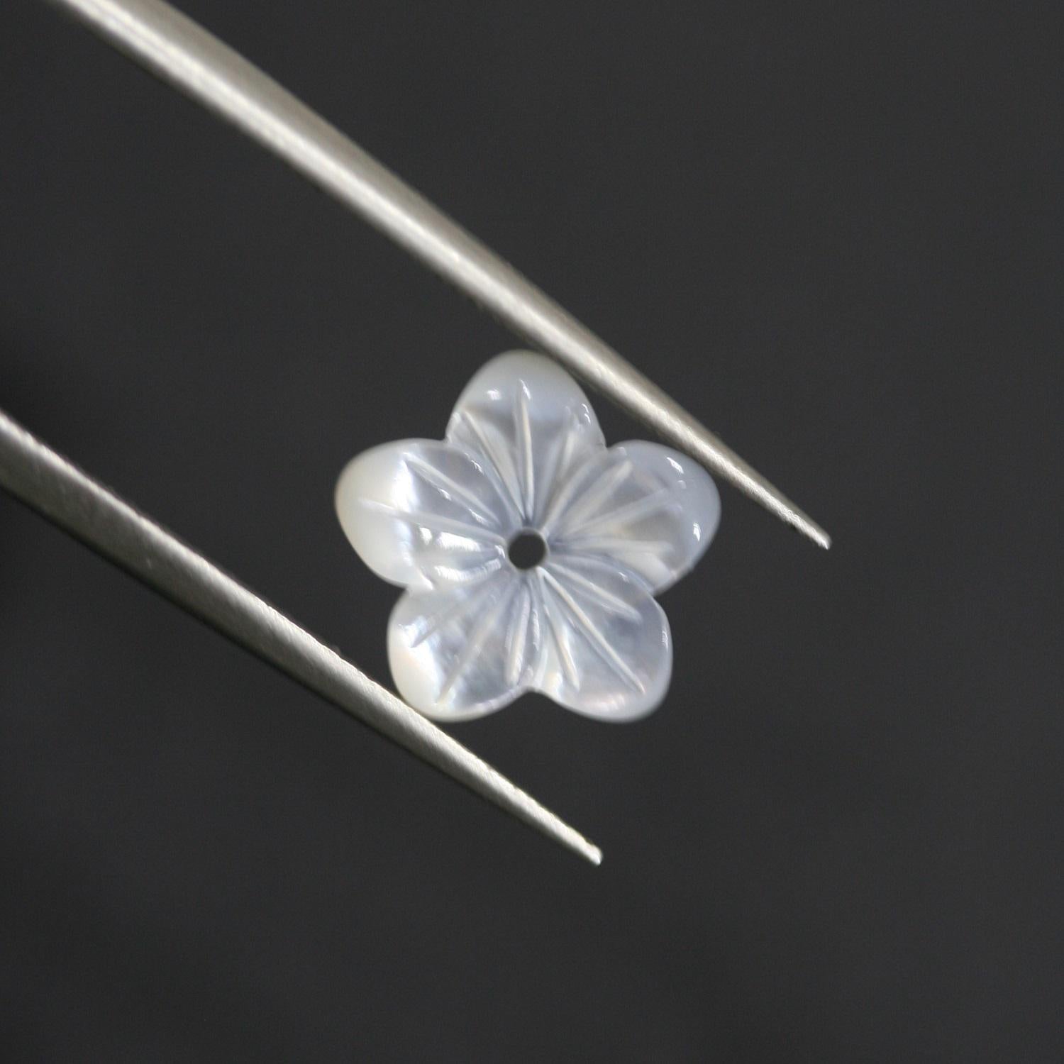 Pendentif en nacre sculptée en forme de fleur, 10 mm (5 paires). Réf. 14830