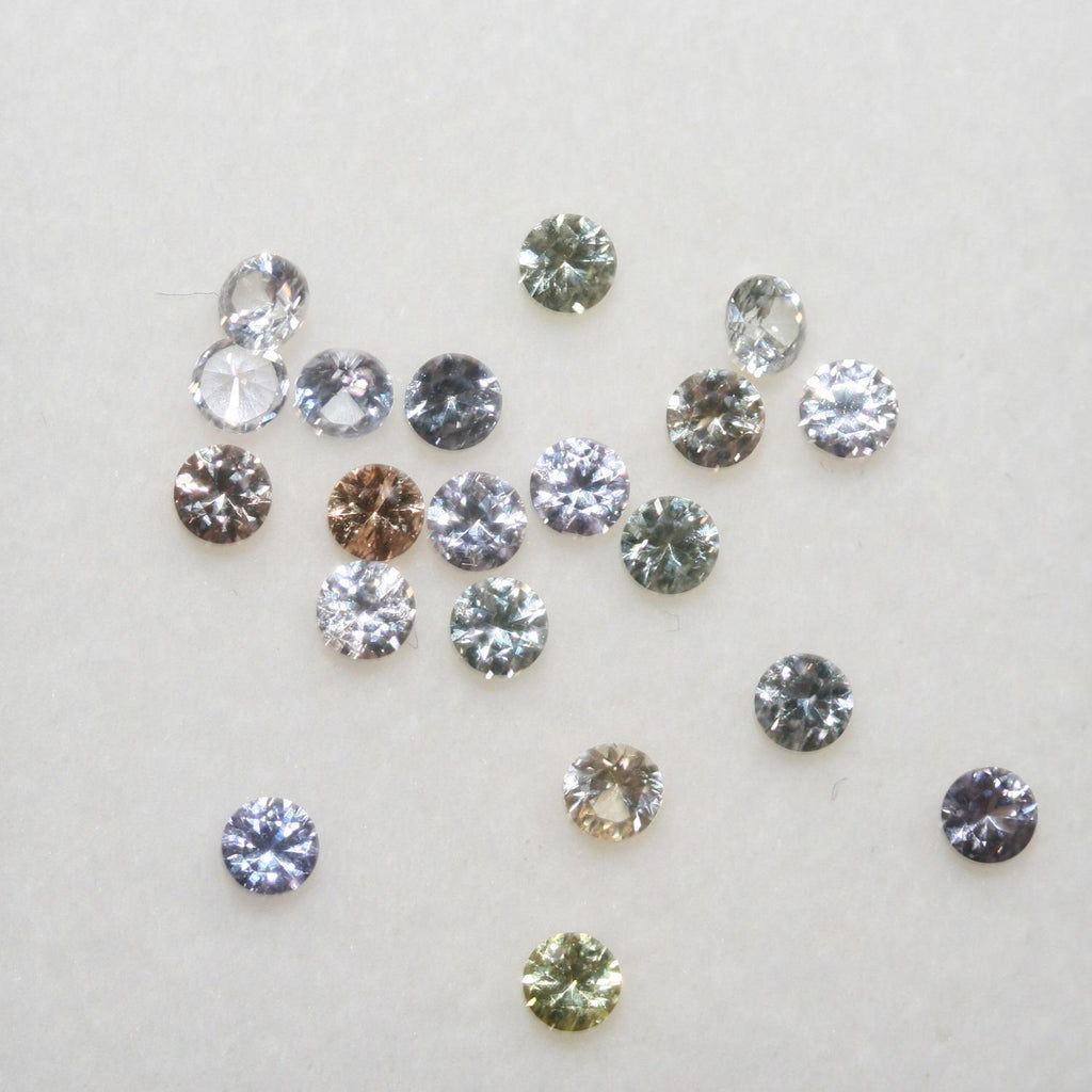 Lot de saphirs multicolores facettés ronds de 2,7 mm. Poids approximatif : 2 carats.