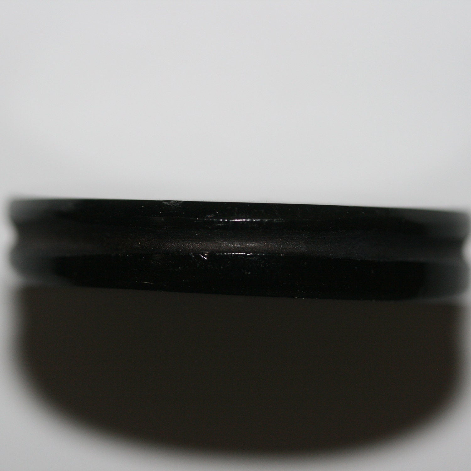 Pendentif lisse rainuré en obsidienne 33 mm.