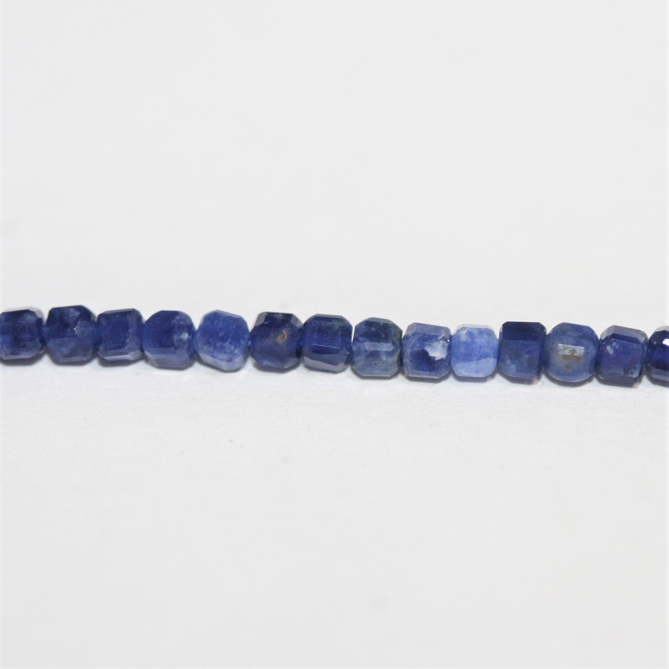 Perles cubiques à facettes en sodalite 2 mm - Fil de 39 cm - Réf. 13060