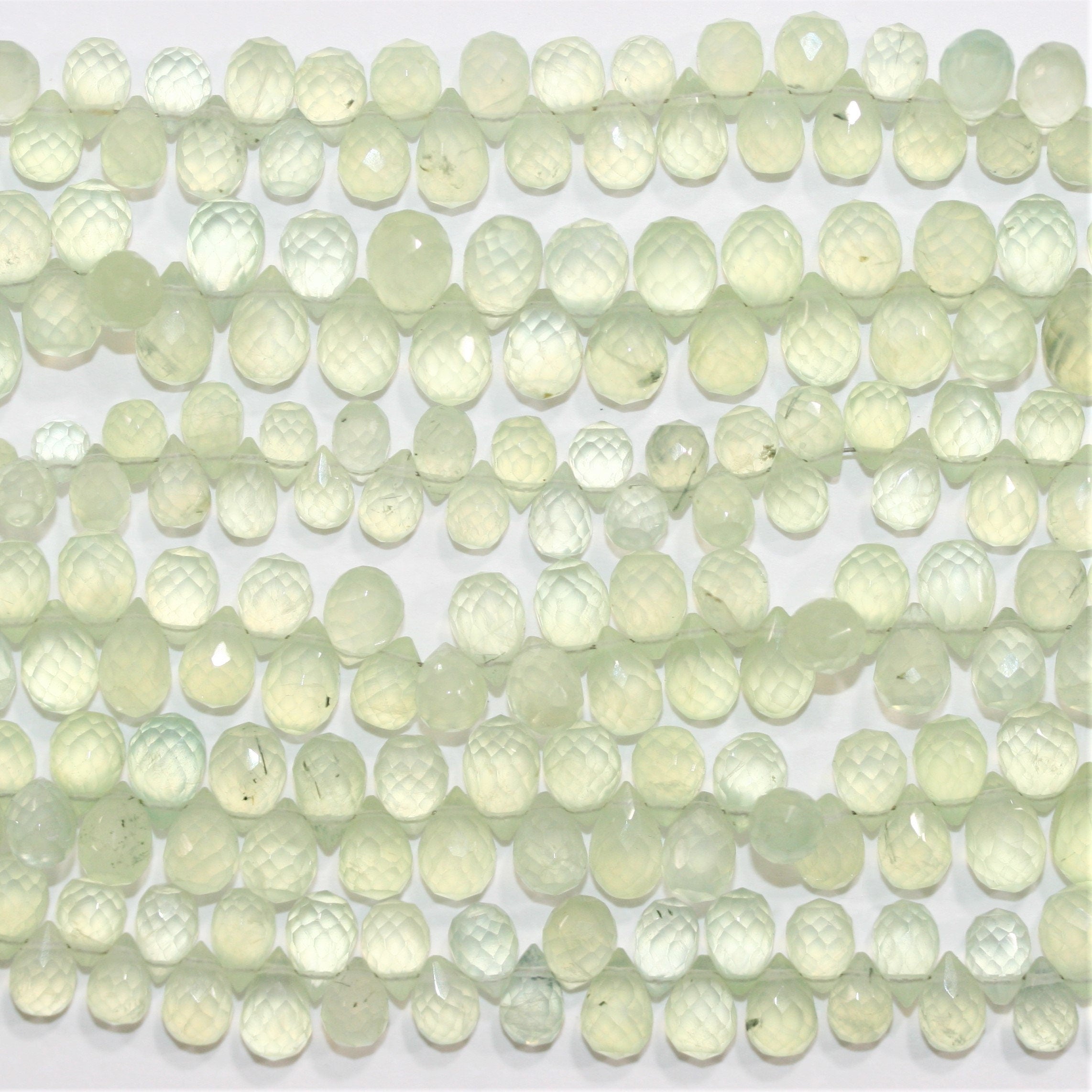 Perles en forme de goutte à facettes en préhnite de 8 pouces, 8 x 6 mm - Fil de 20 cm.