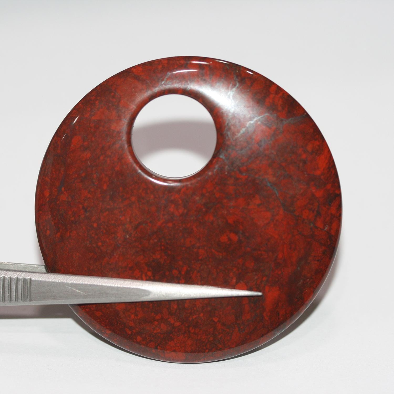 Pendentif rond lisse en jaspe rouge 60 mm