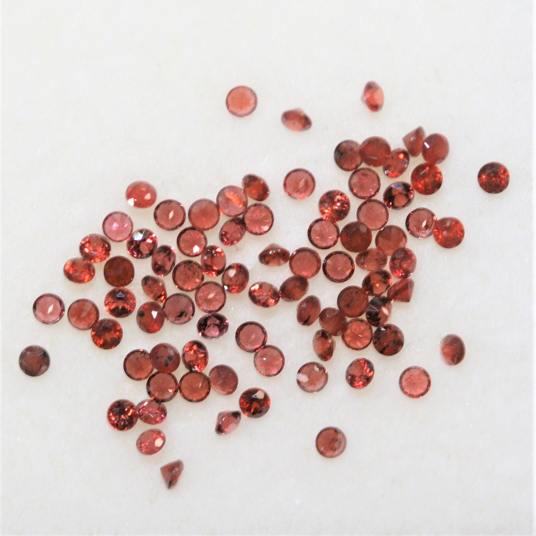 Lote de Granate Redondos Facetados de 1,7 mm - Lote de 2 Quilates