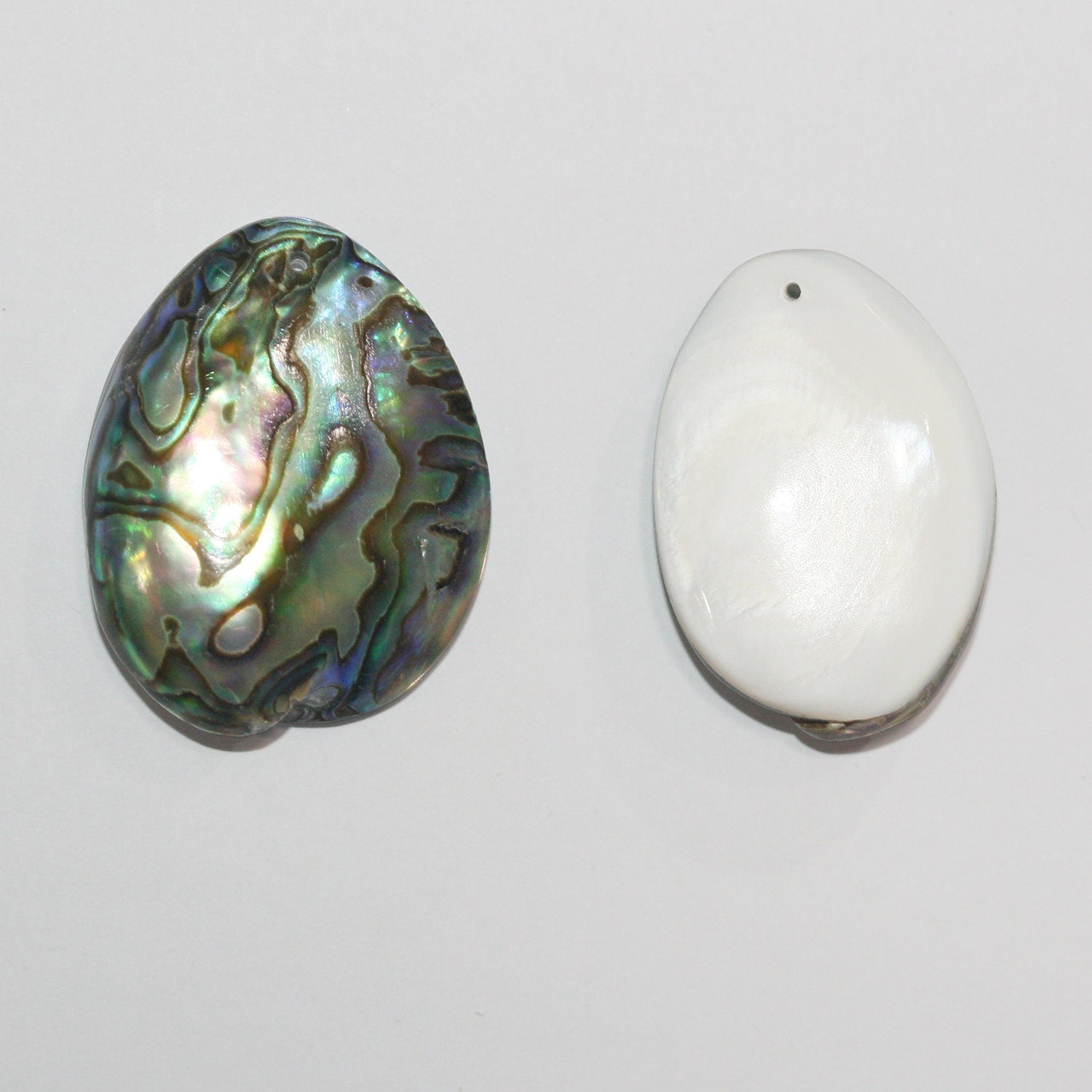 Pendentif ovale lisse en nacre d'ormeau, 35 x 25 mm environ (1 pièce).