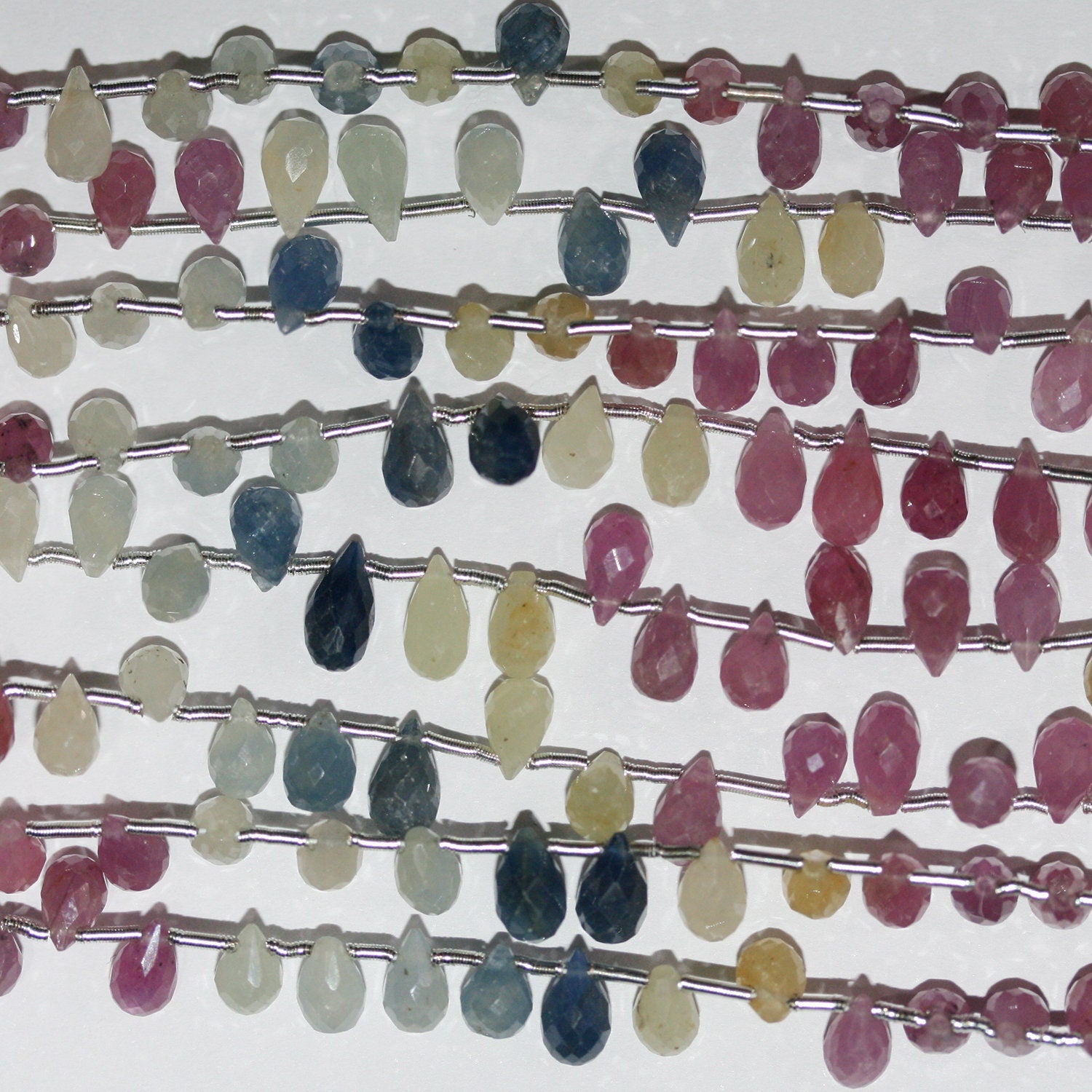 Perles en forme de goutte à facettes en saphir multicolore de 8 pouces, 7 x 4 mm. - Fil de 20 cm.