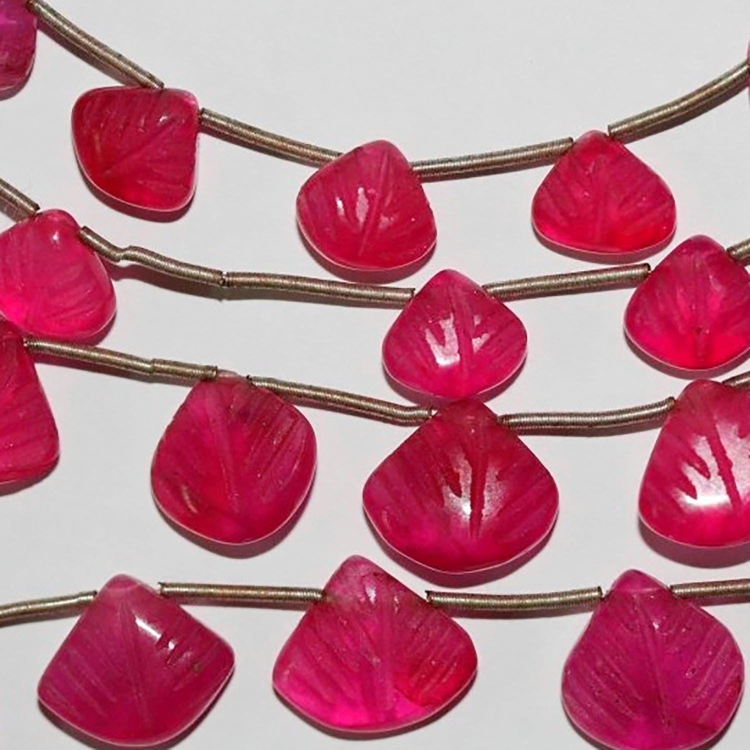 Cuentas de calcedonia fucsia tallada de 8" (13 x 12 mm, aprox.), tira de 20 cm