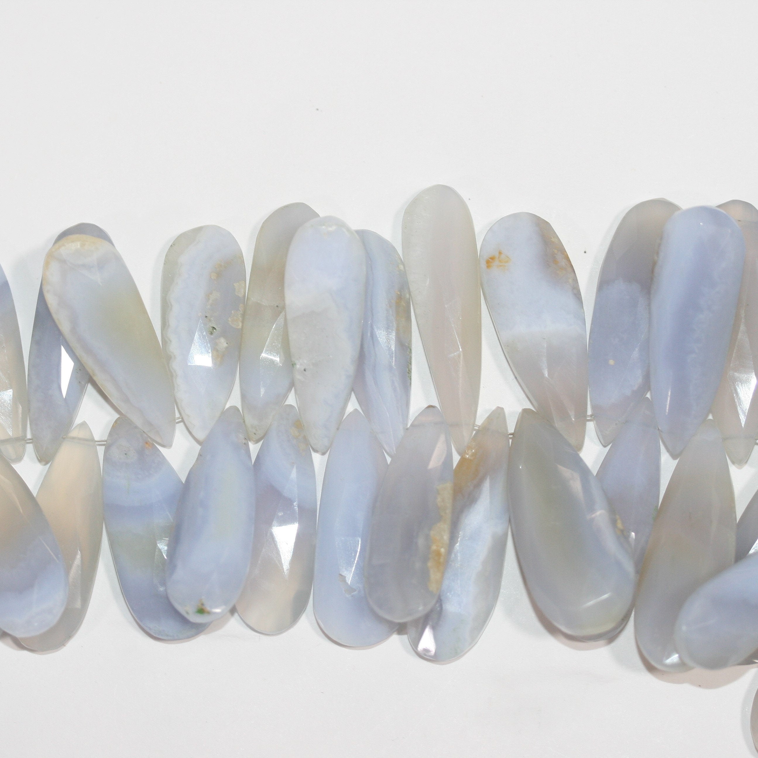 Cuentas facetadas de calcedonia azul cielo de 8", 30 x 12 mm. Aprox. - Hilo de 20 cm.