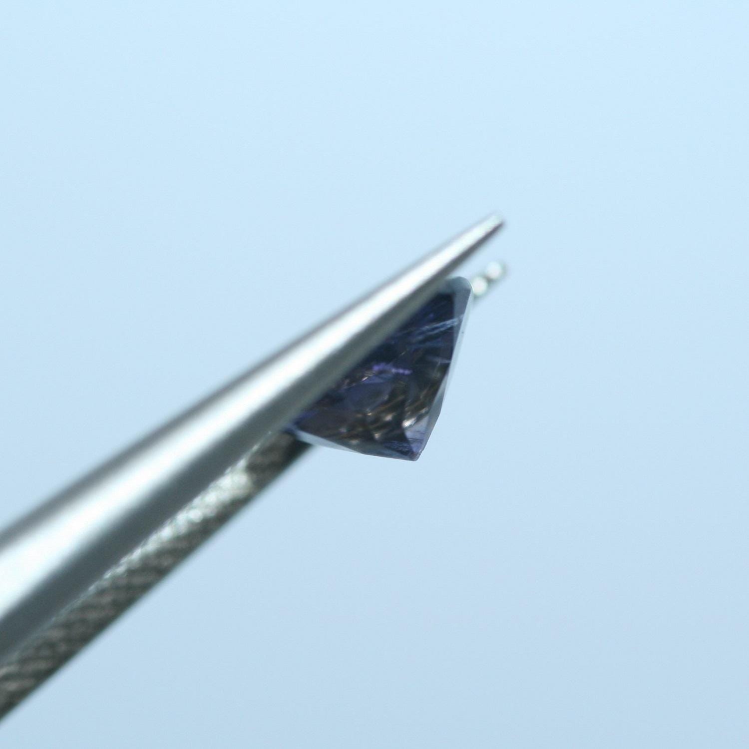 Lot de 2 iolites rondes à facettes de 8 mm.