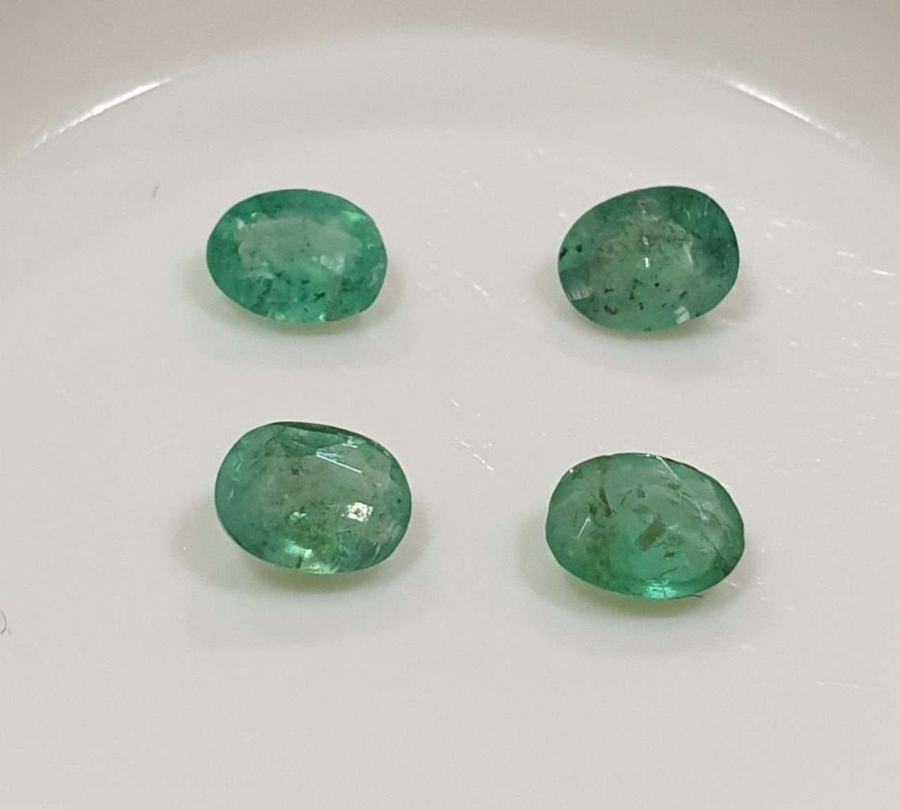 Lote de 4 esmeraldas ovaladas de 4 x 3 mm - Esmeraldas diminutas - Piedras preciosas naturales - Lote de esmeraldas africanas