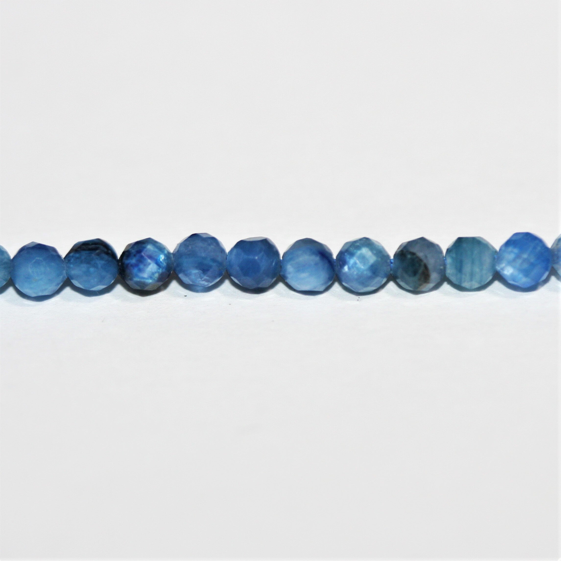 Perles rondes à facettes en kyanite St de 15 pouces, 3 mm - Fil de 39 cm.