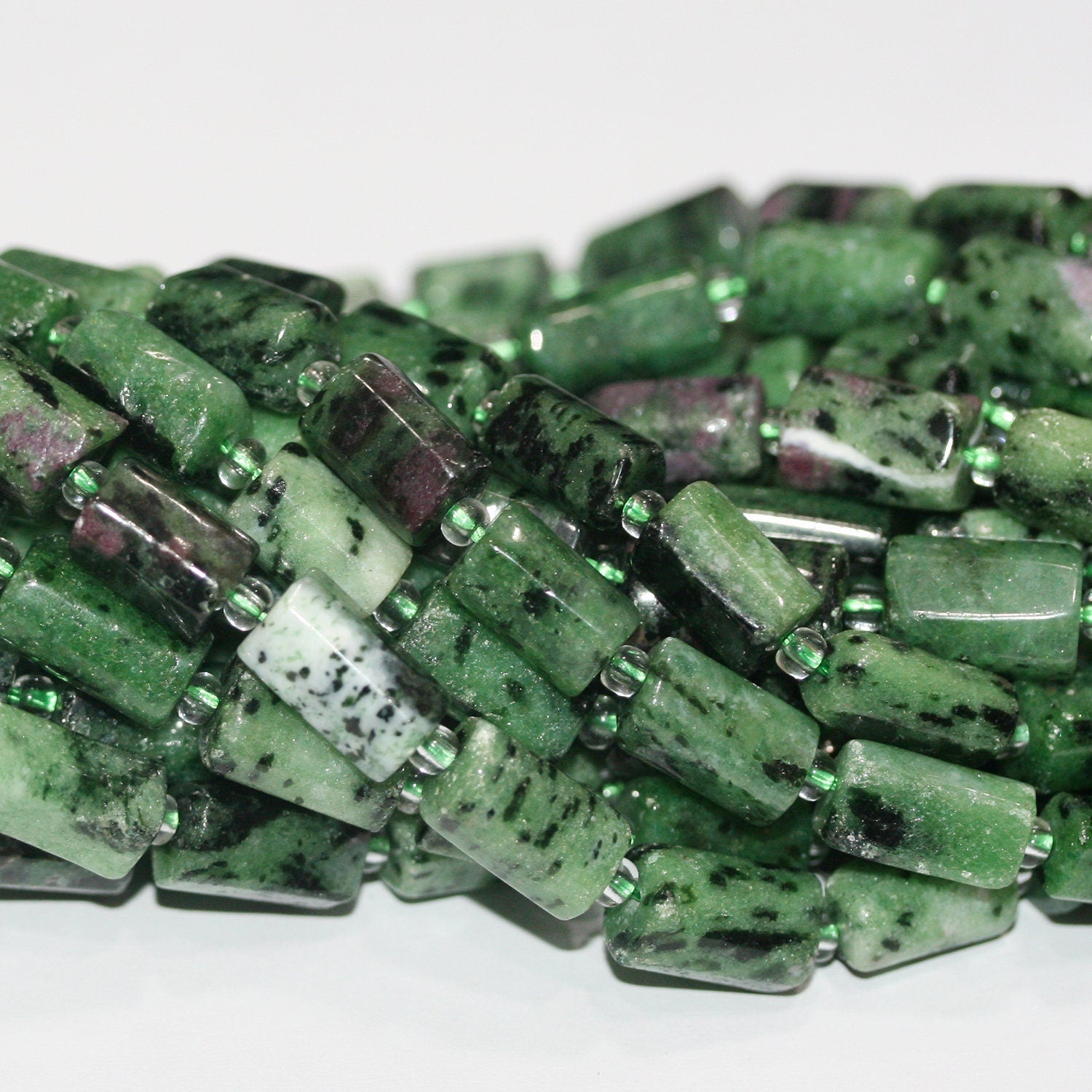 Cuentas de barril liso de zoisita y rubí de 16", 12 x 6 mm. Aprox. - Hilo de 40 cm.