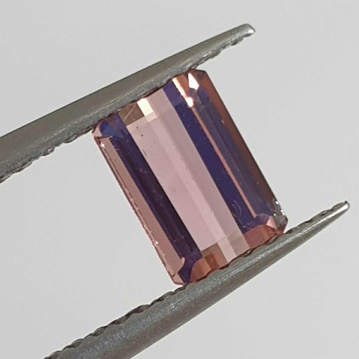 Tourmaline rose 6,7 x 4,2 mm (0,79 ct), taille octogonale. - Tourmaline rubellite rouge rosée octogonale - Pierre précieuse naturelle non montée.