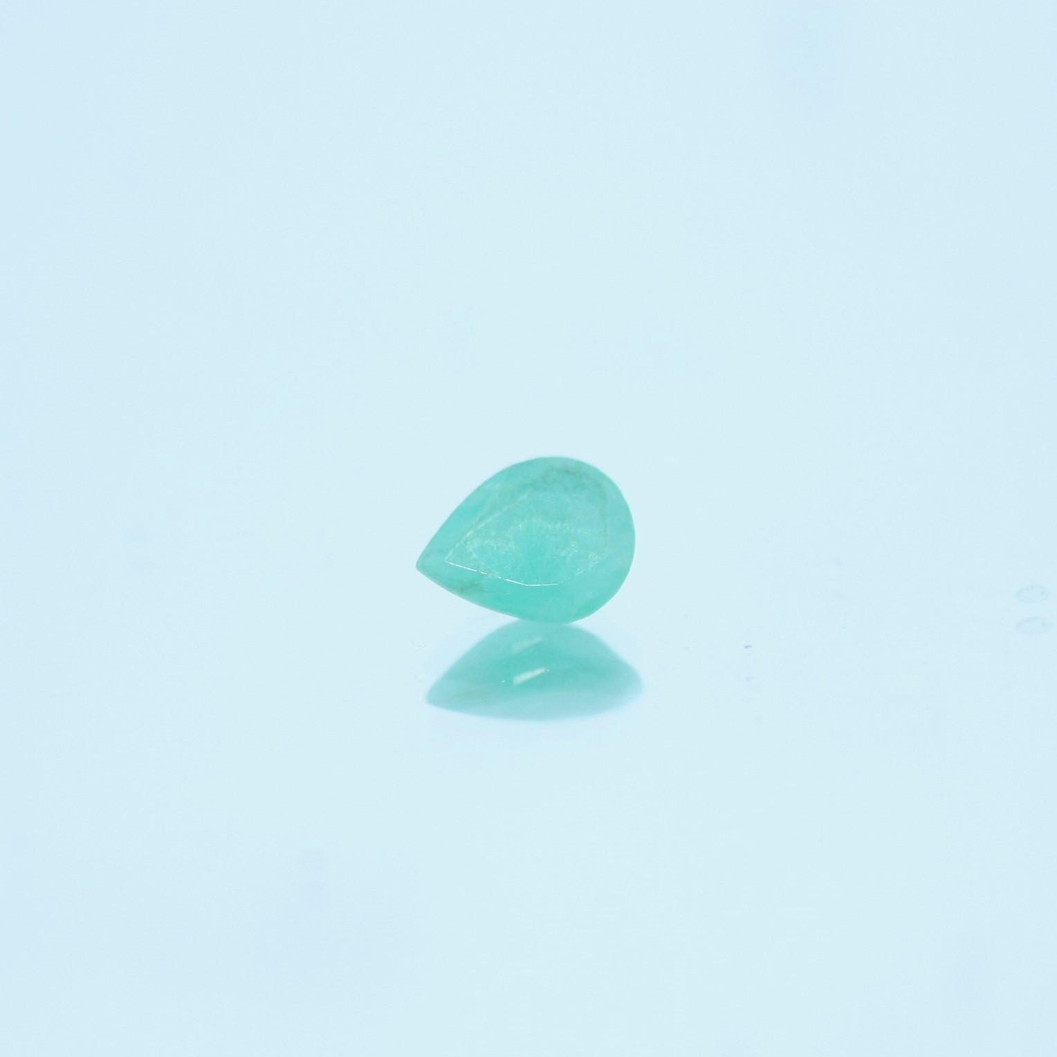 Lot de 10 gouttes d'émeraude à facettes 6x5mm.