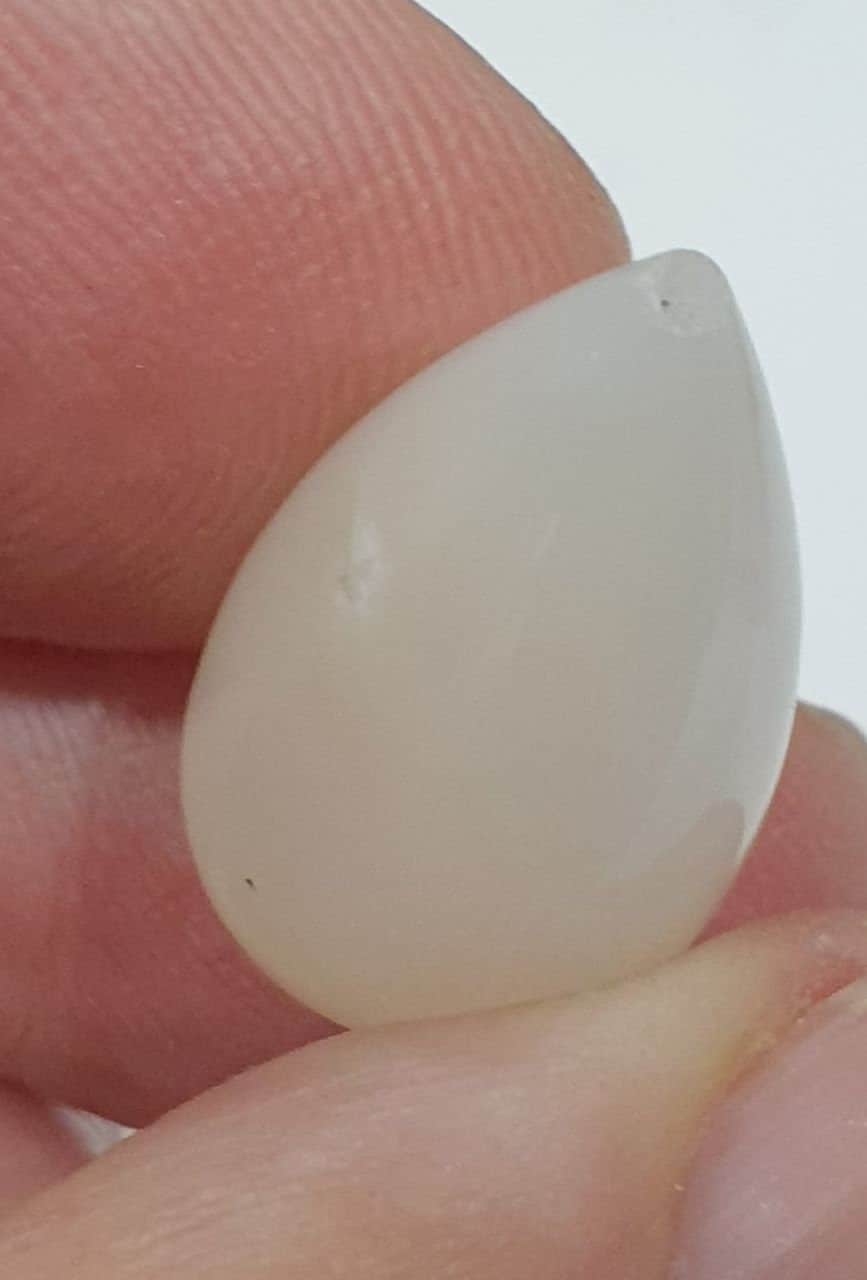 Gota de piedra lunar blanca y gris perforada a la mitad, 19,8 x 11,7 mm (17,21 ct).