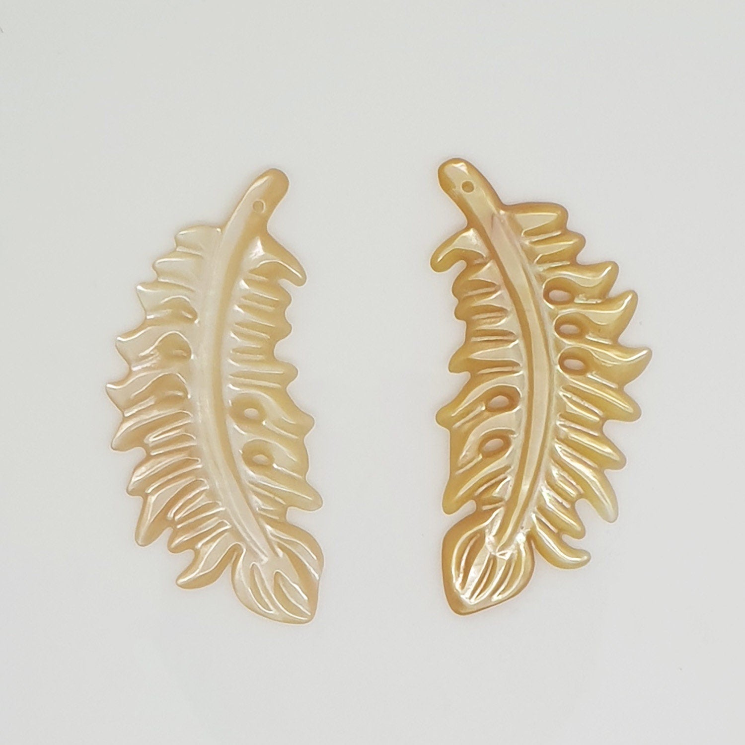 Pendentif feuille en nacre jaune 40x19mm. (1 paire).