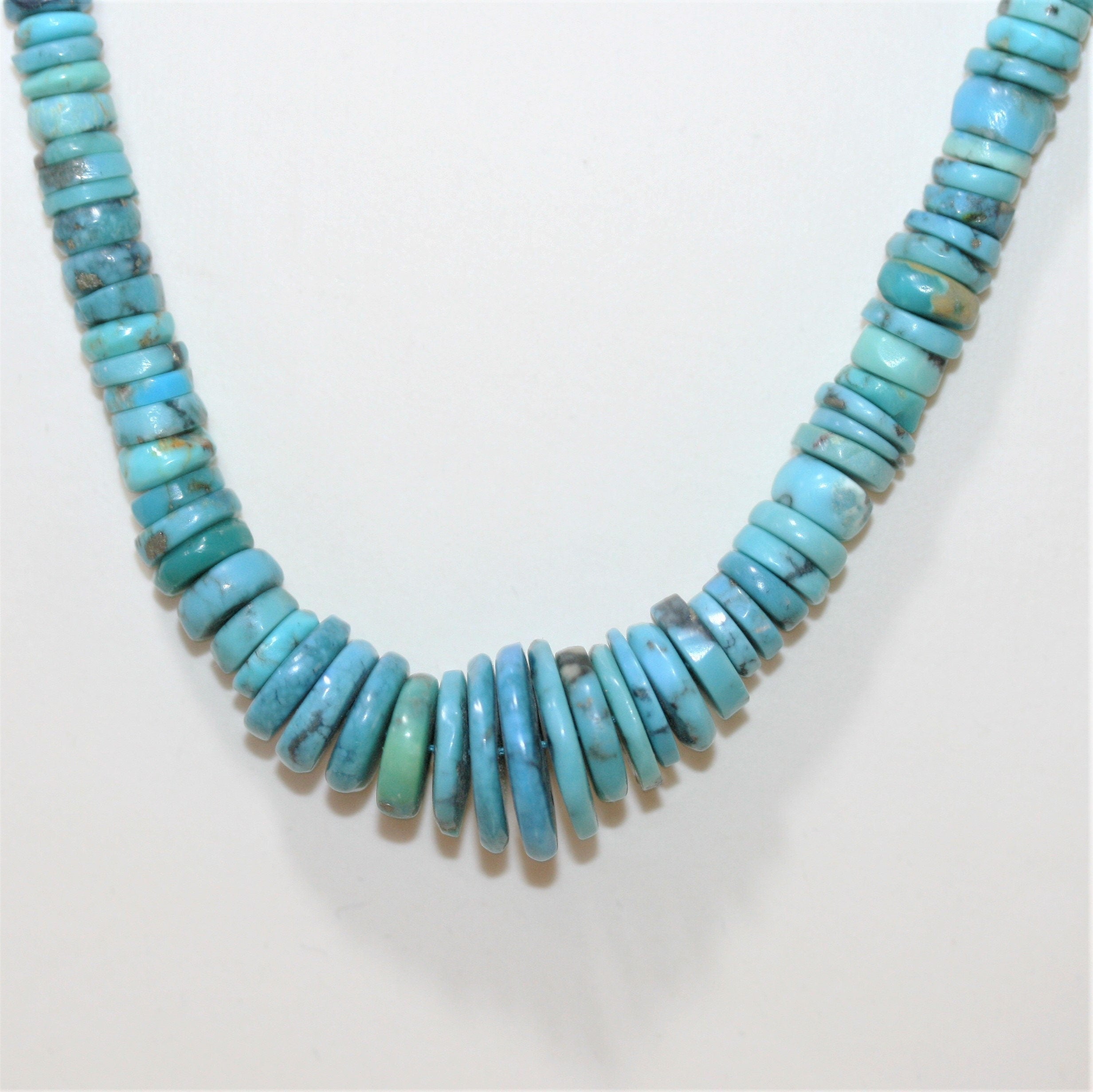 Collier en turquoise St lisse dégradée de 15 pouces (38 cm), 15 x 3 à 5 x 2 mm. Longueur approximative : 38 cm.