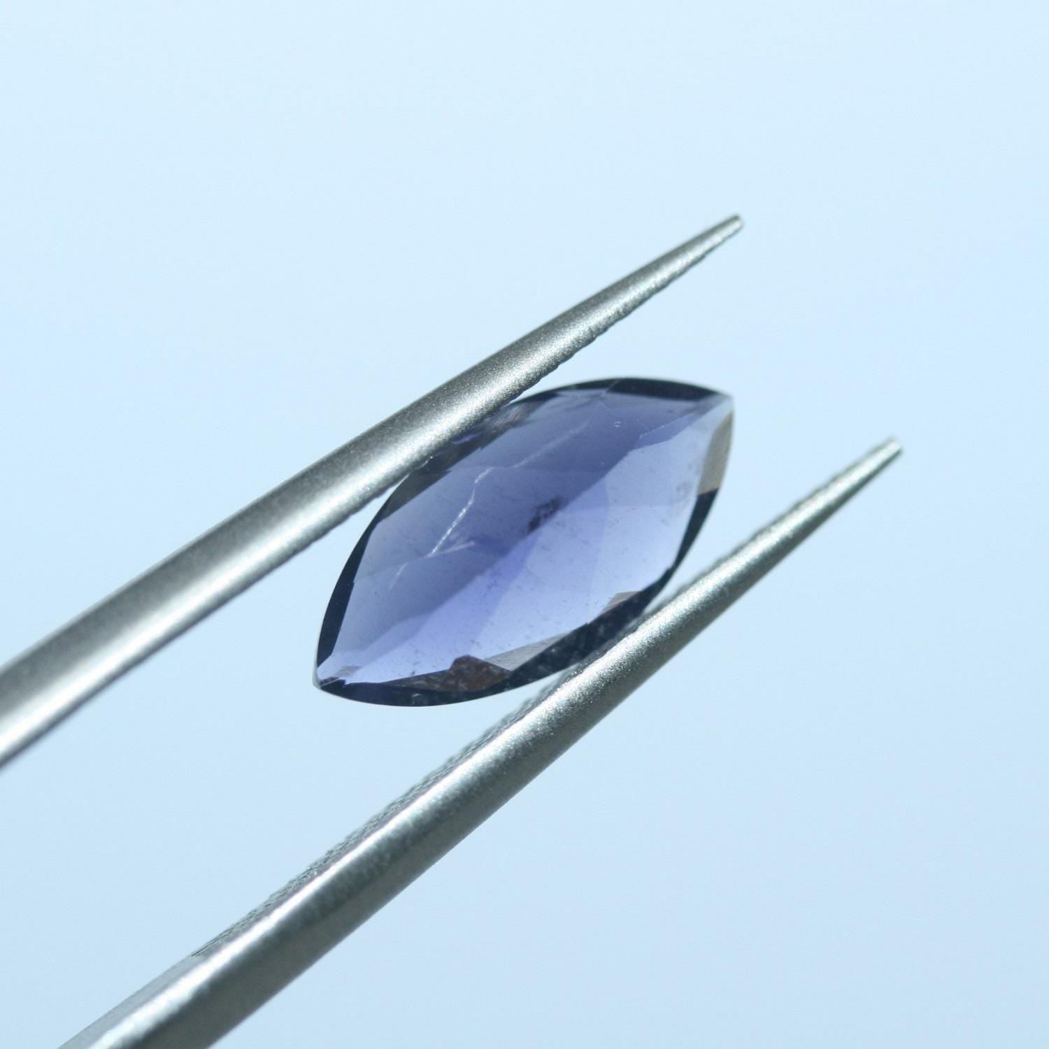 Lot d'iolites facettées en forme de marquise 12x6mm. (4 pièces).