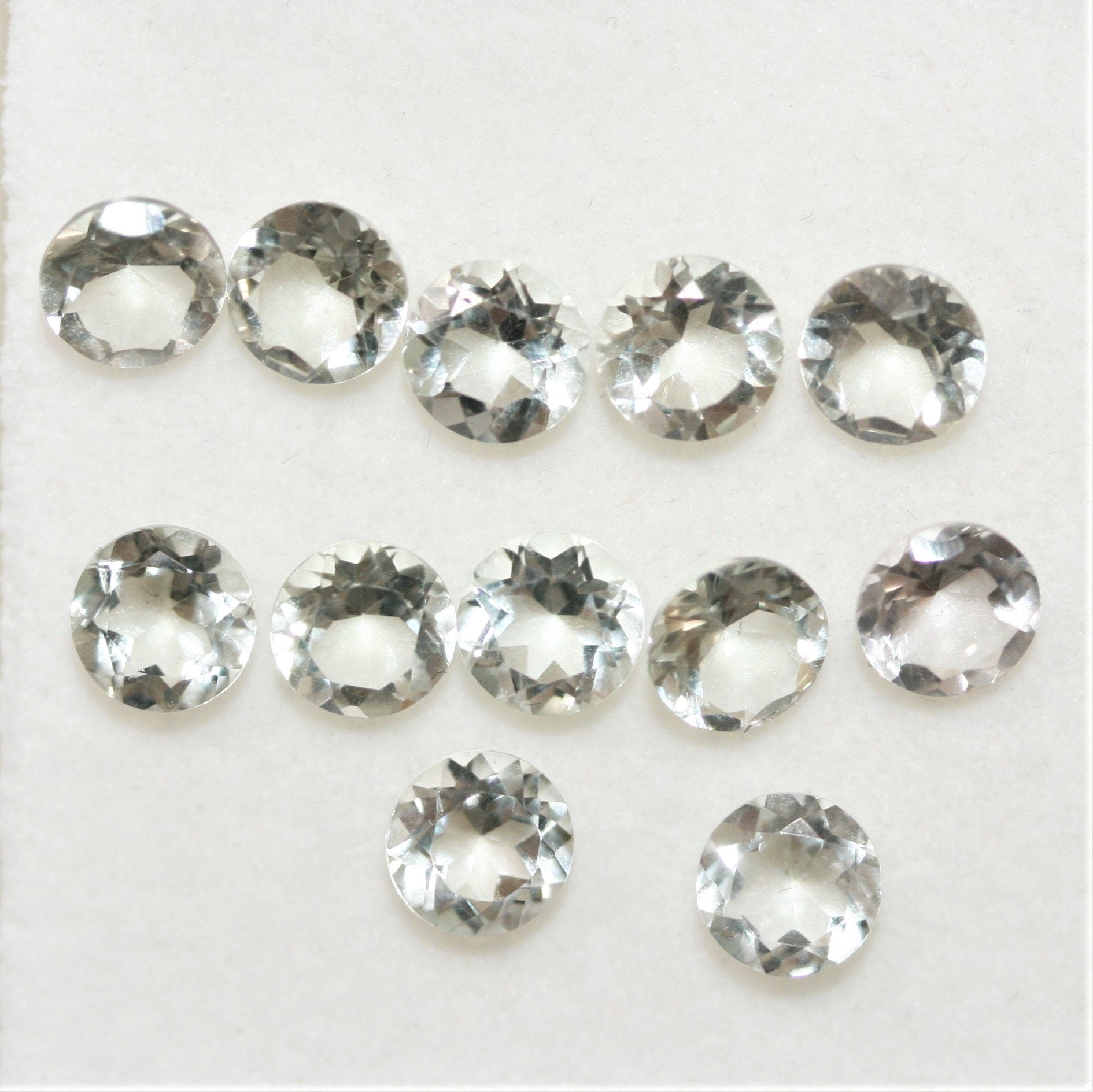 Lot de 12 pierres rondes à facettes de prasiolite de 5,5 mm.