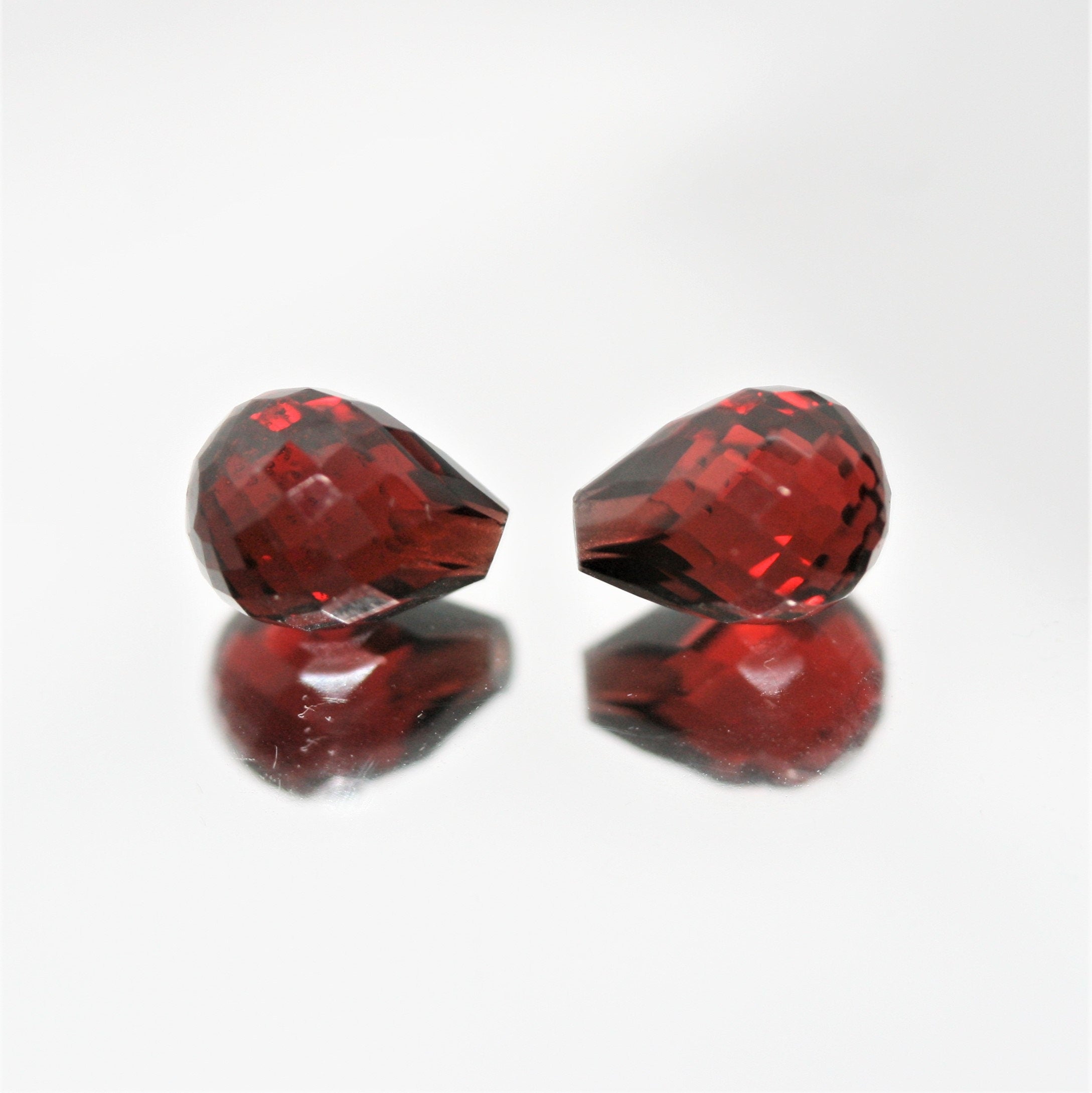 Paire de grenats demi-percés à facettes en forme de goutte, 8x6mm.