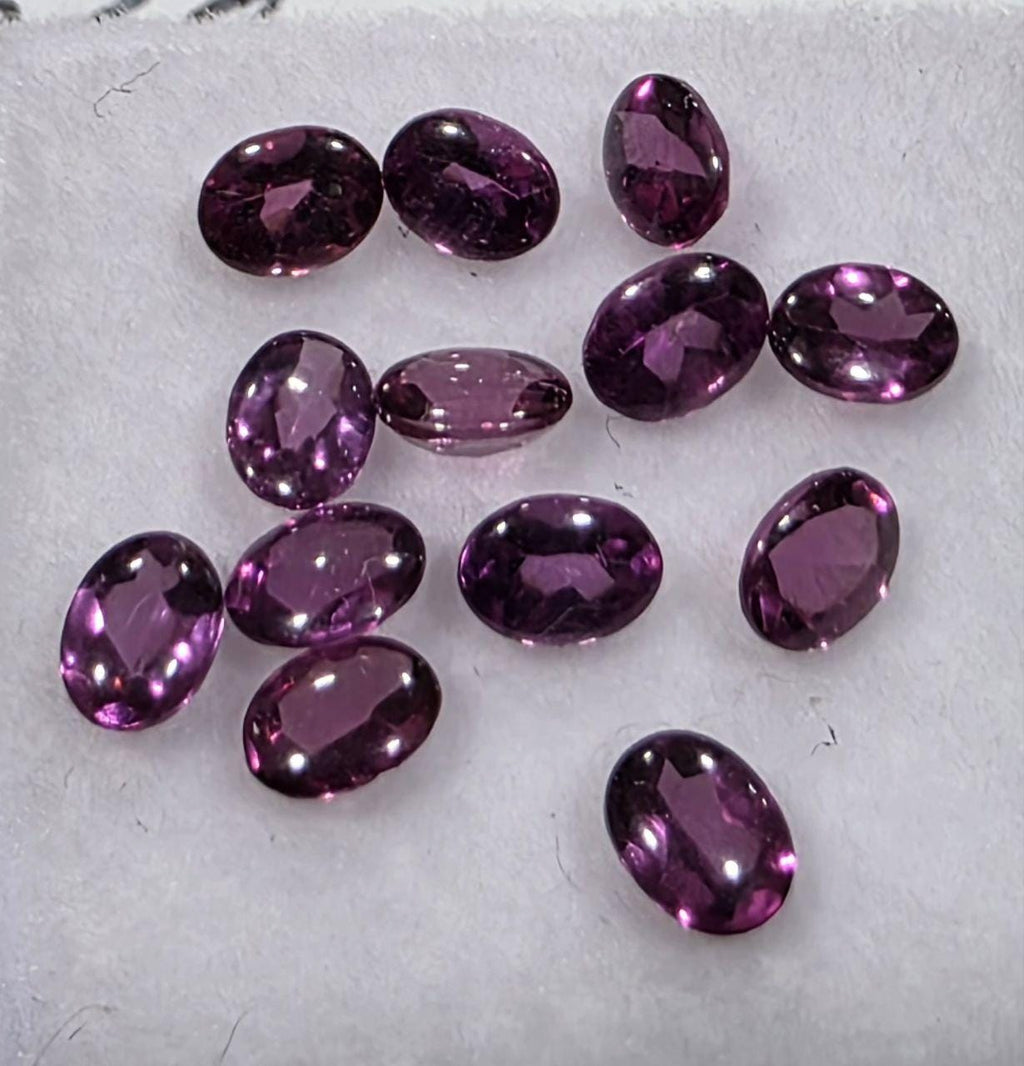 Lot de grenats rhodolite 4 x 3 mm, forme bombée ovale, surface lisse avec colette, qualité gemme