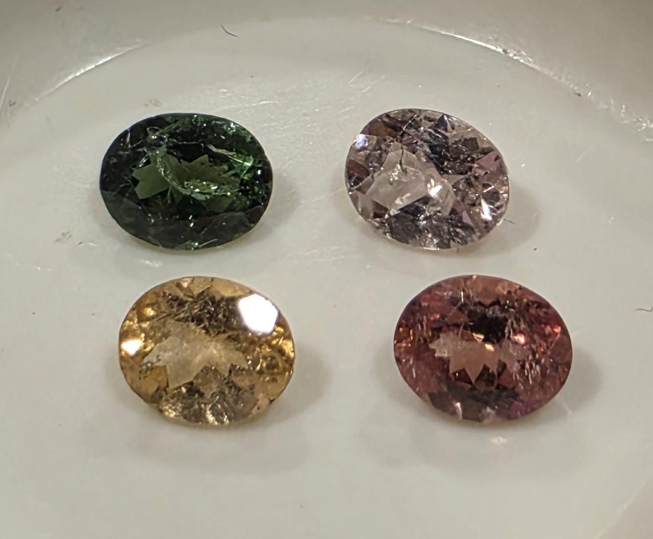 Lot de tourmalines multicolores ovales à facettes 6x5mm (4 pièces) - Pierres précieuses en vrac - Prix de gros - Gemmes naturelles