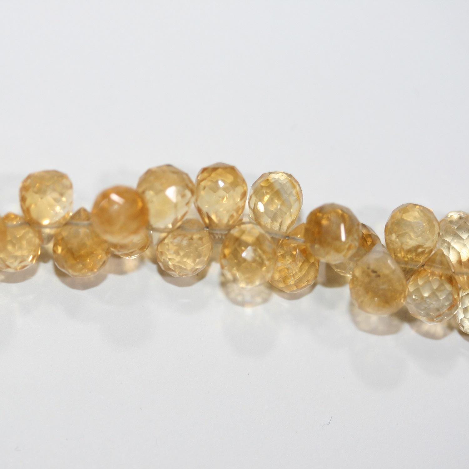 Perles en citrine facettées en forme de goutte, 7 x 5 mm environ, 20 cm de long.
