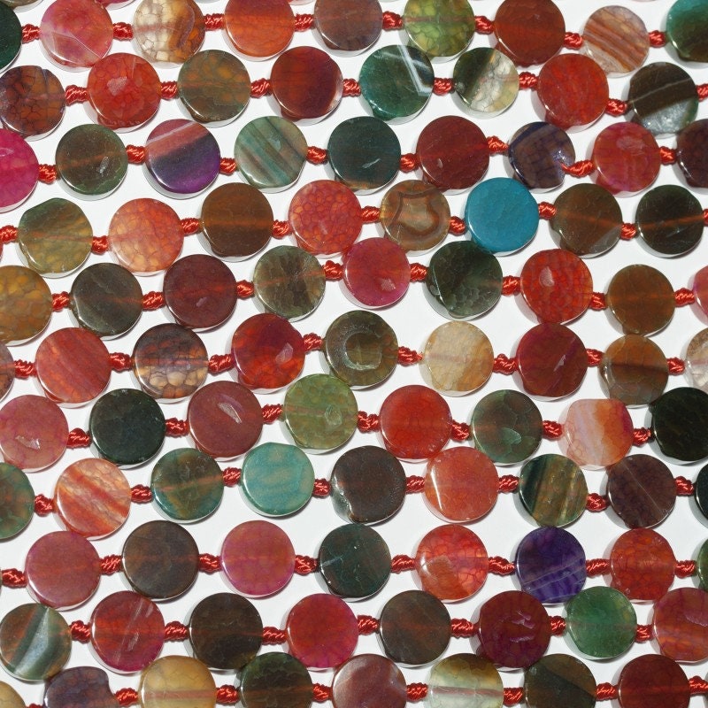 Perles plates lisses en agate multicolore de 15 pouces (10 mm). Fil de 39 cm. - Perles de créateur en agate rouge et verte