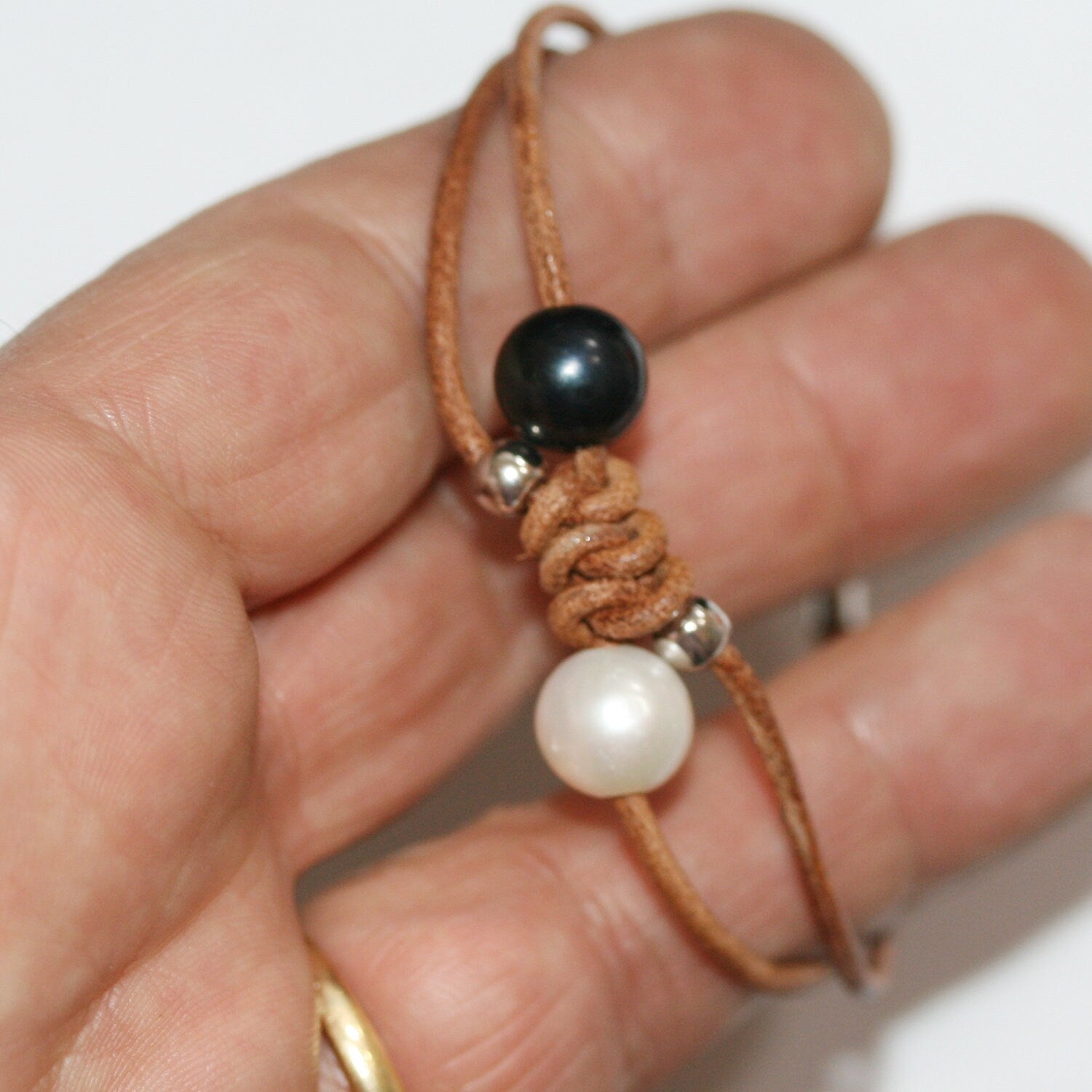 Pulsera de cuero y plata con perlas redondas - Largo 20 cm