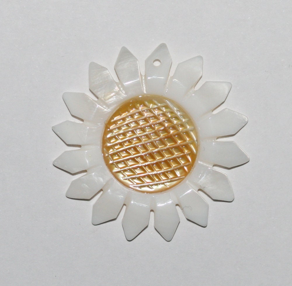 Pendentif marguerite en nacre 35 mm