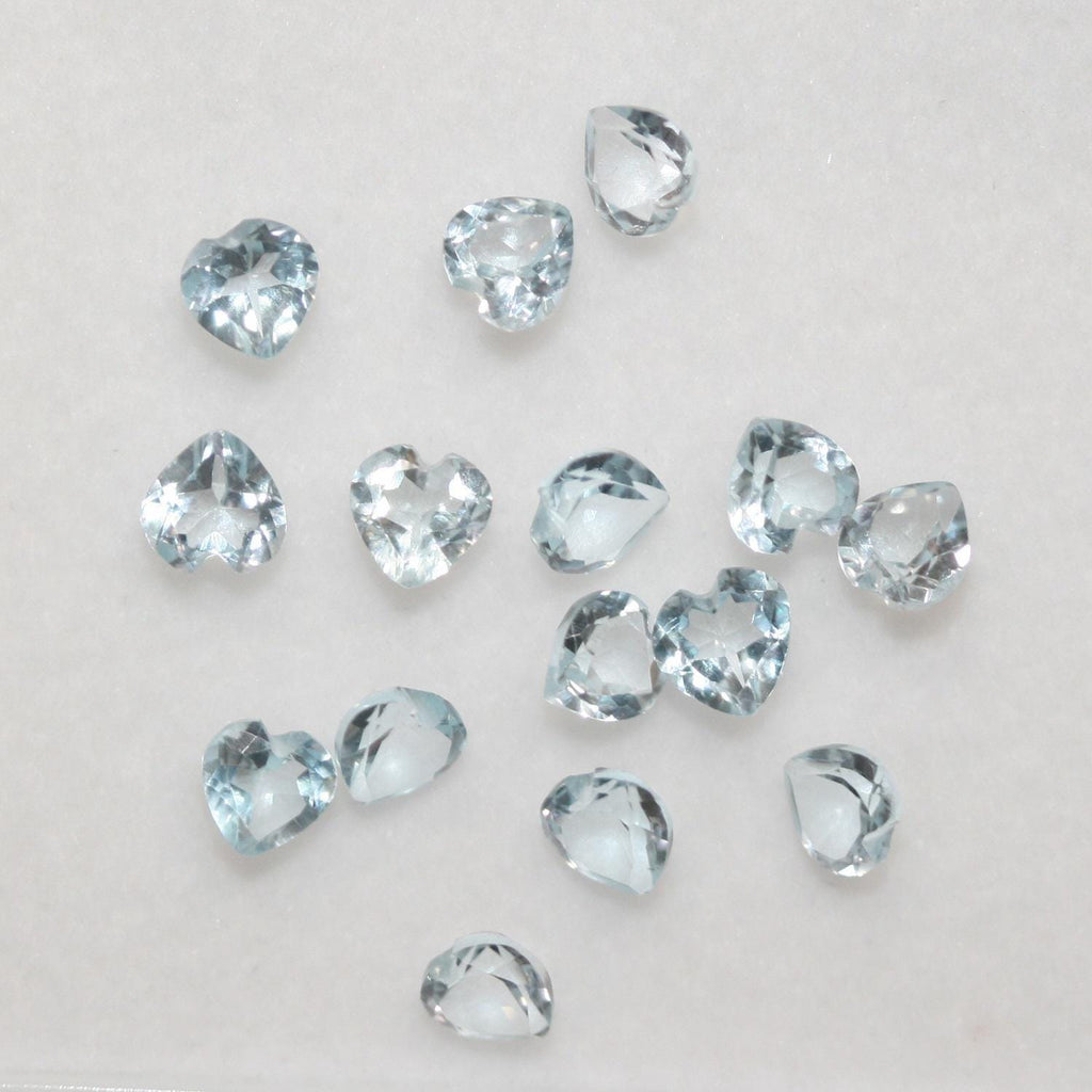 Lot de 15 topazes célestes en forme de cœur à facettes de 4 mm.