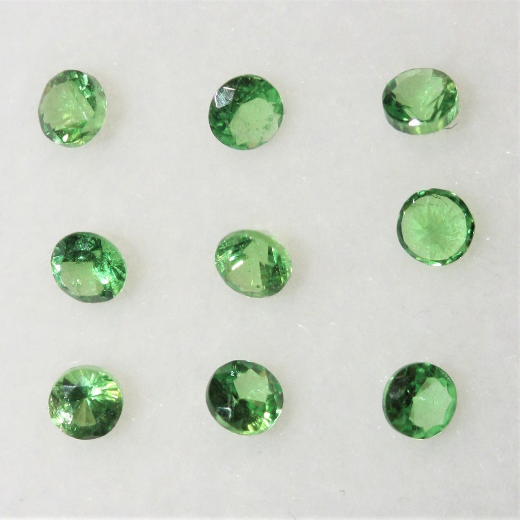 Lote de 9 granates tsavorita redondos facetados de 2-2,2 mm. - Paquetes de piedras preciosas - Piedras sueltas al por mayor