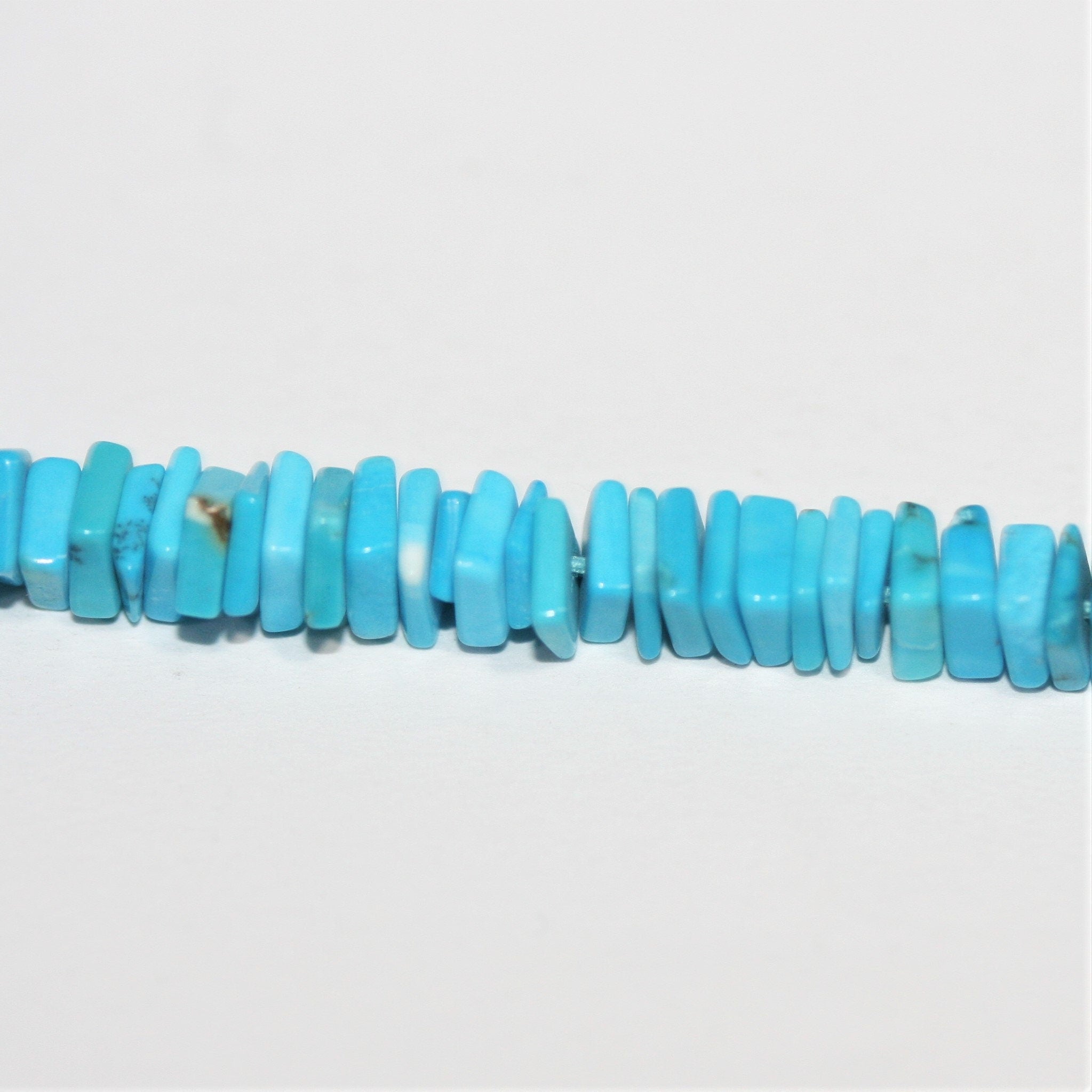 16" Cuentas cuadradas planas lisas de color turquesa 4x1 mm - Hilo de 42 cm.