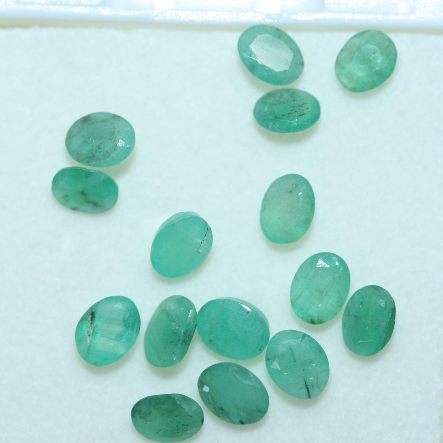 Lot de 15 émeraudes ovales à facettes de 5 x 4 mm.