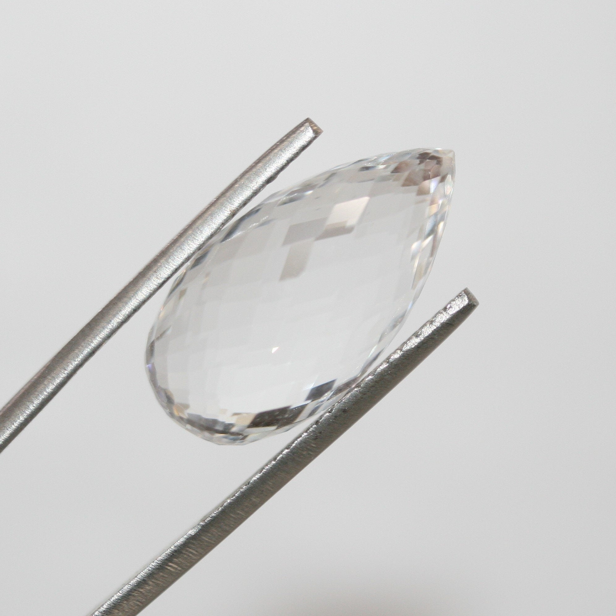 Pendentif goutte à facettes en quartz cristal de roche naturel (non percé) 21,2 x 11 mm (15,73 ct).