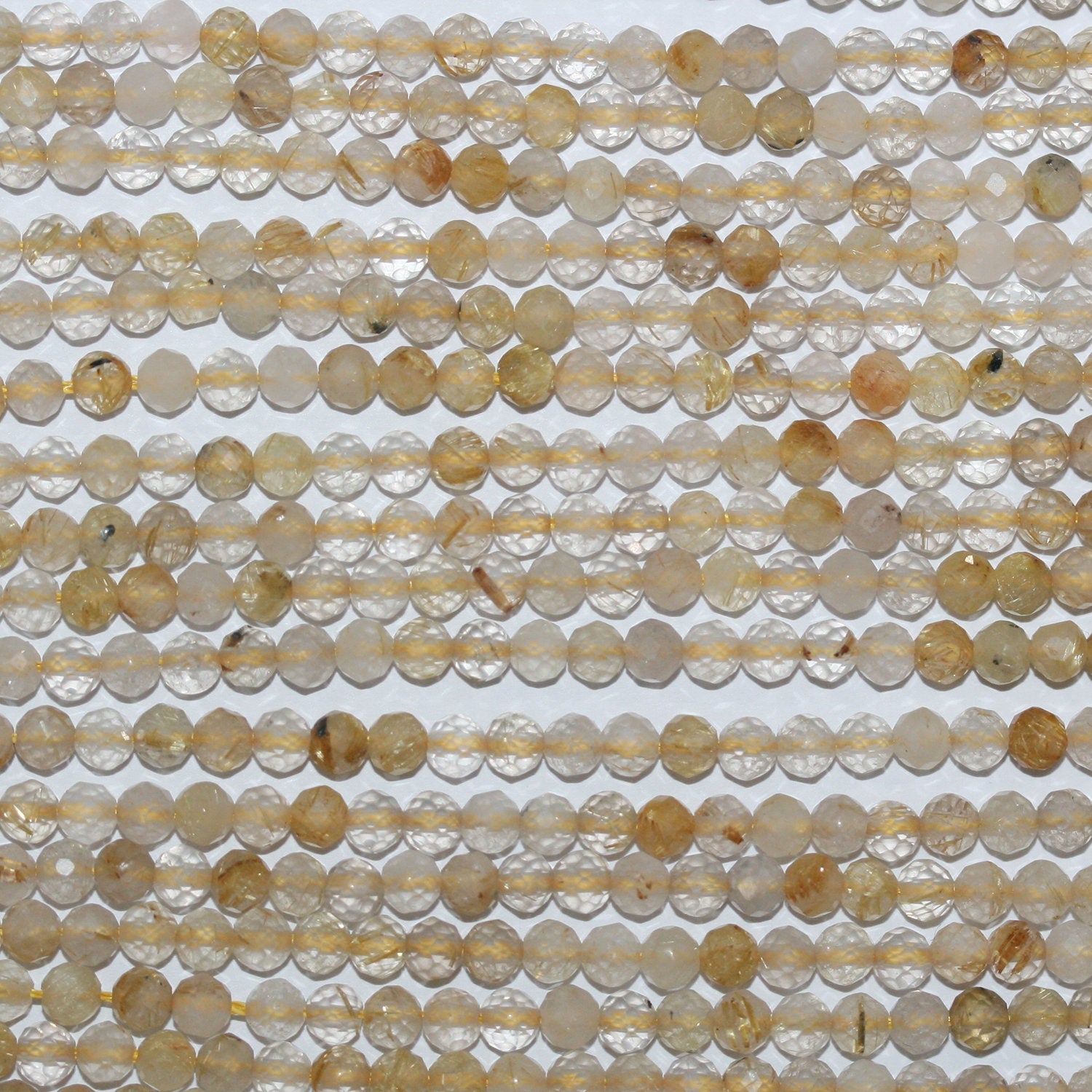 Perles rondes à facettes en quartz rutile St 15" 4 mm - Fil 39 cm.