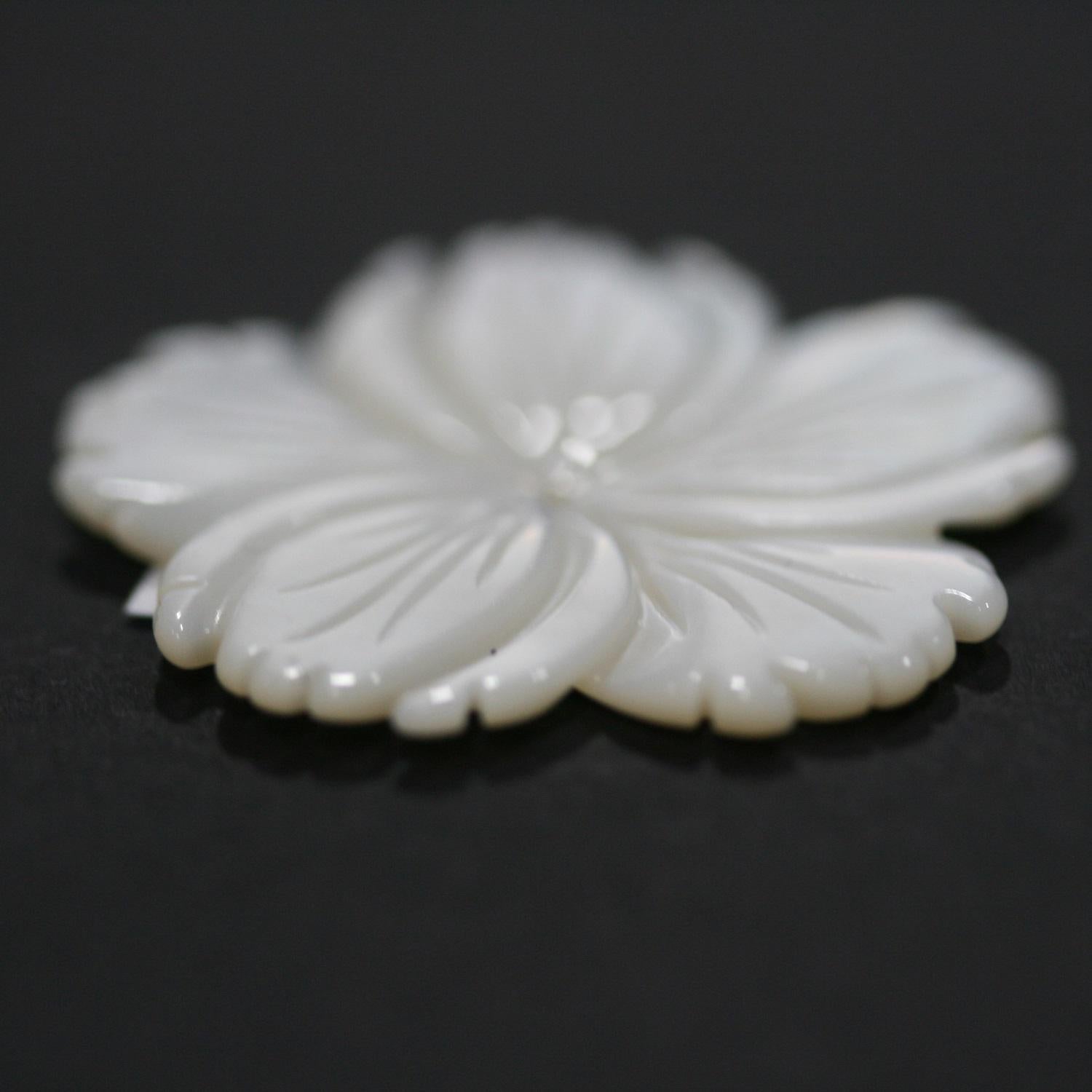 Pendentif fleur sculptée en nacre 30 mm - Réf. 14835