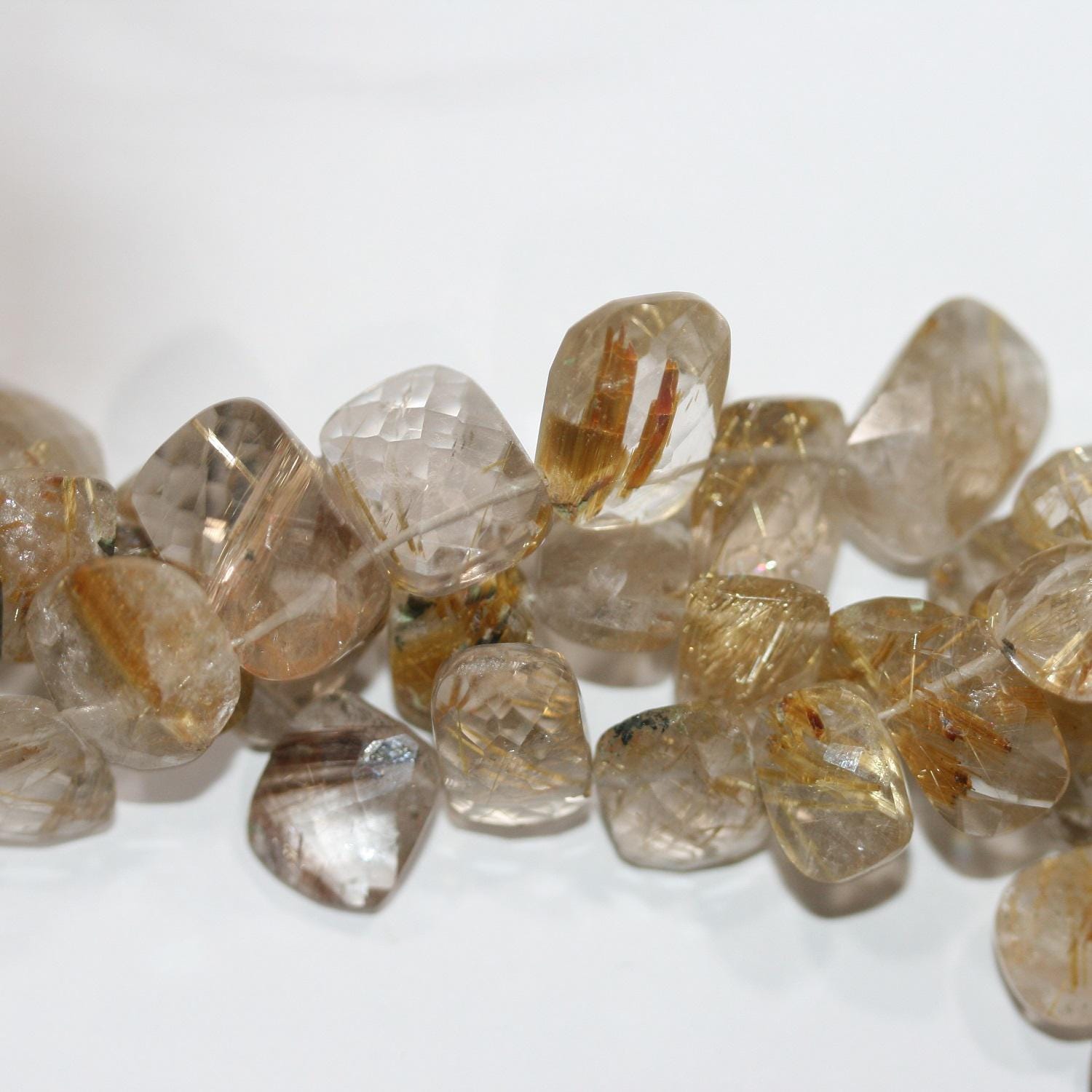 Perles rectangulaires à facettes en quartz rutile de 20 cm (8 pouces), 10 x 8 mm environ. Longueur du fil : 20 cm environ.
