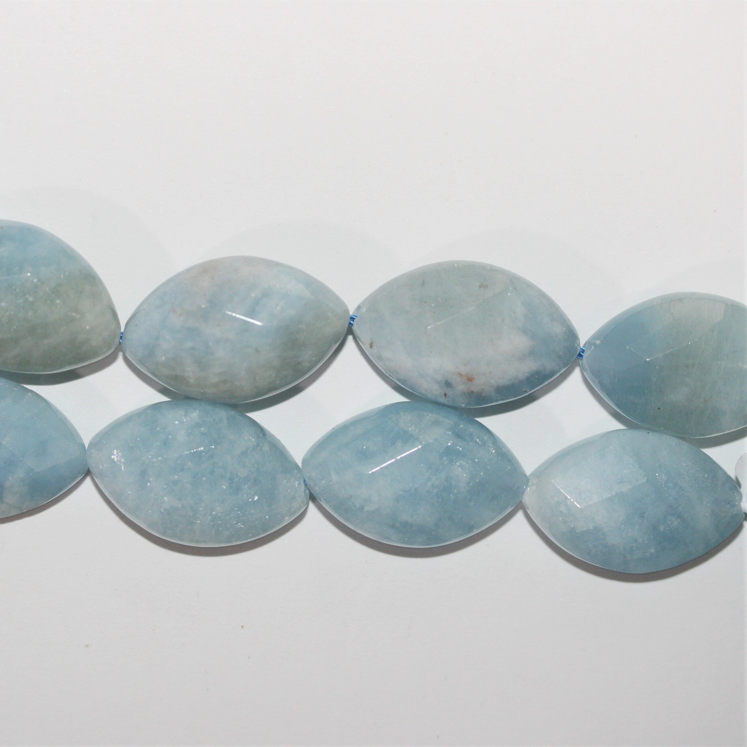 Perles ovales à facettes en aigue-marine 26x16,5mm environ - Fil de 35cm.