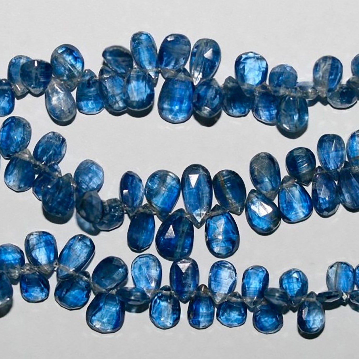 Cuentas de cianita santa facetadas de 18 cm (8 x 6 mm). Hilo de 20 cm aprox.